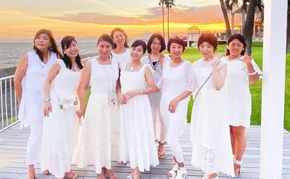 全身白のドレスコードを楽しむ参加者