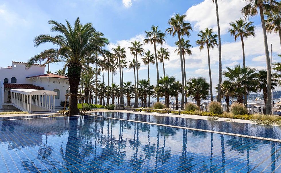 リビエラ逗子マリーナ　水盤に映るヤシ並木