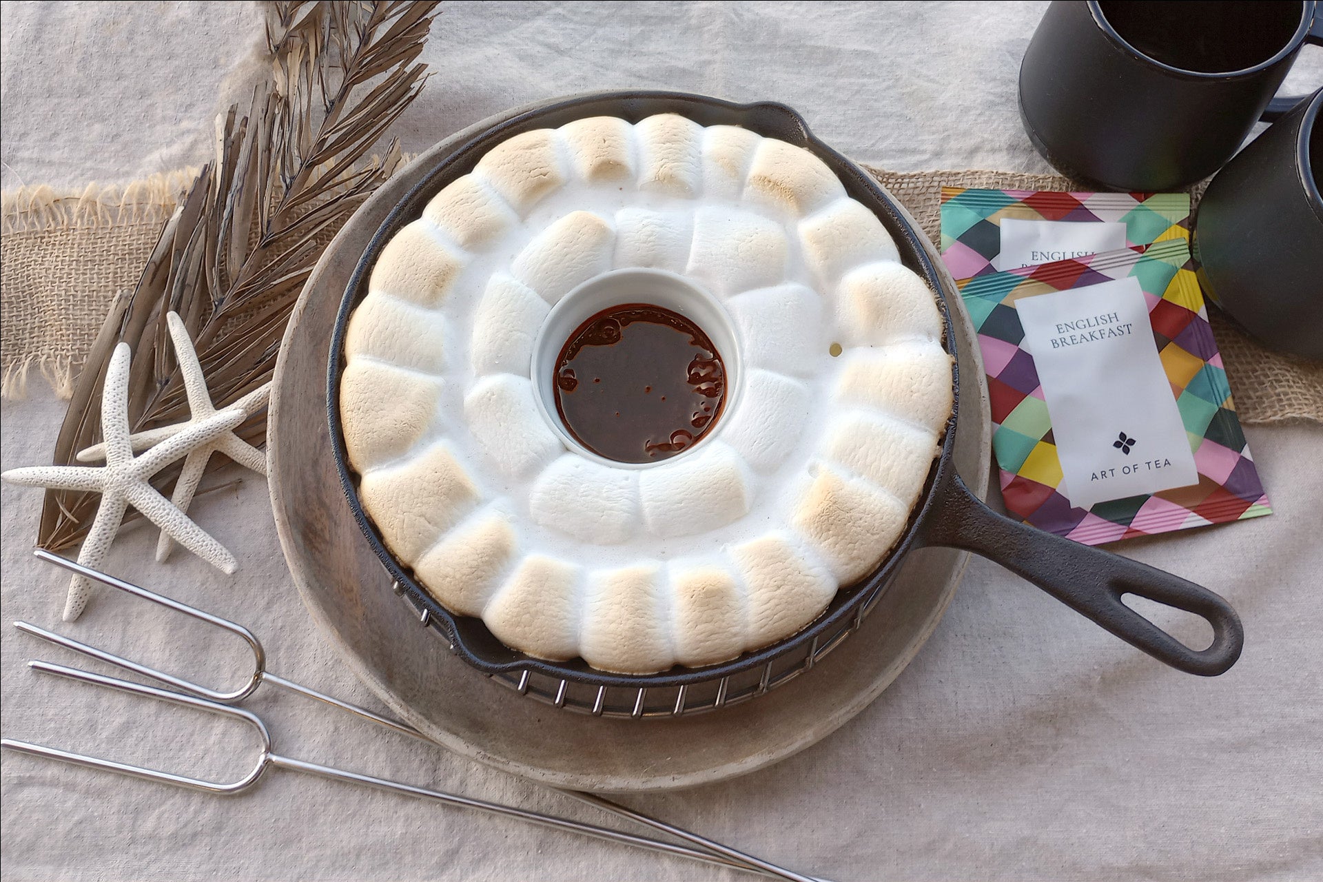 スキレットスモア／中央のチョコレートソースを回しかけて。