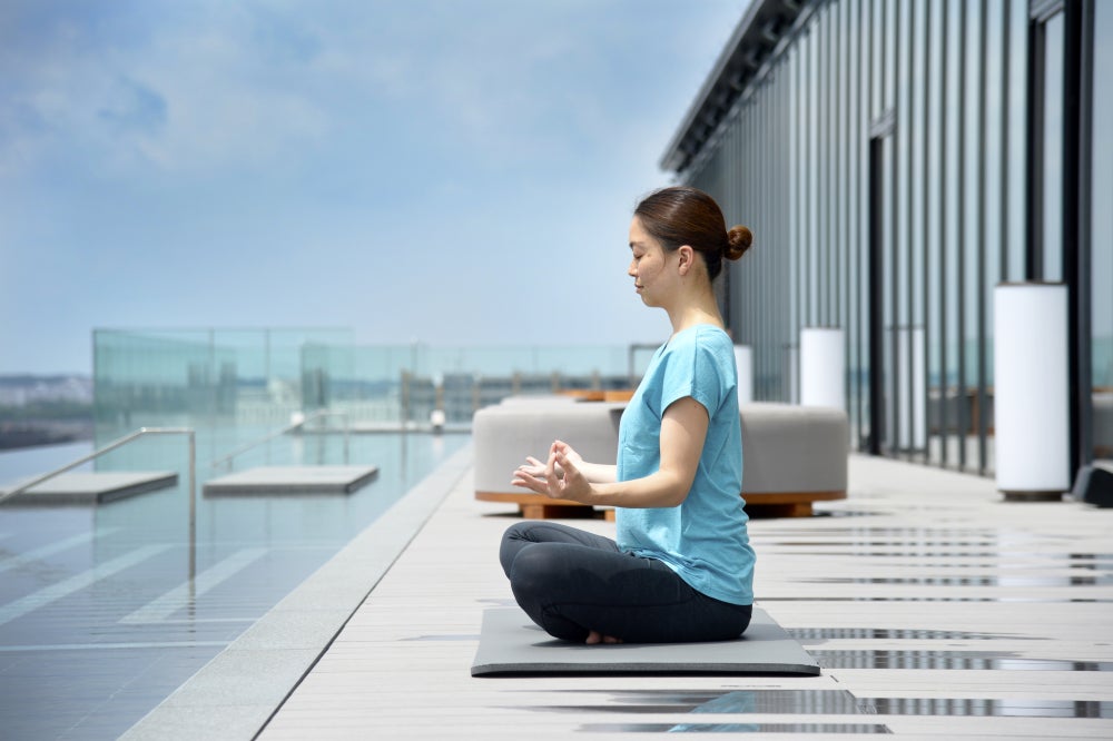 プールサイドで早朝ヨガ