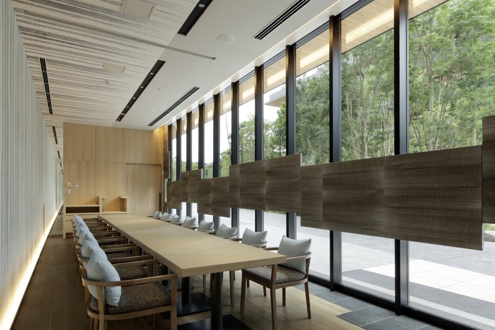 自然光の入るミーティング用個室