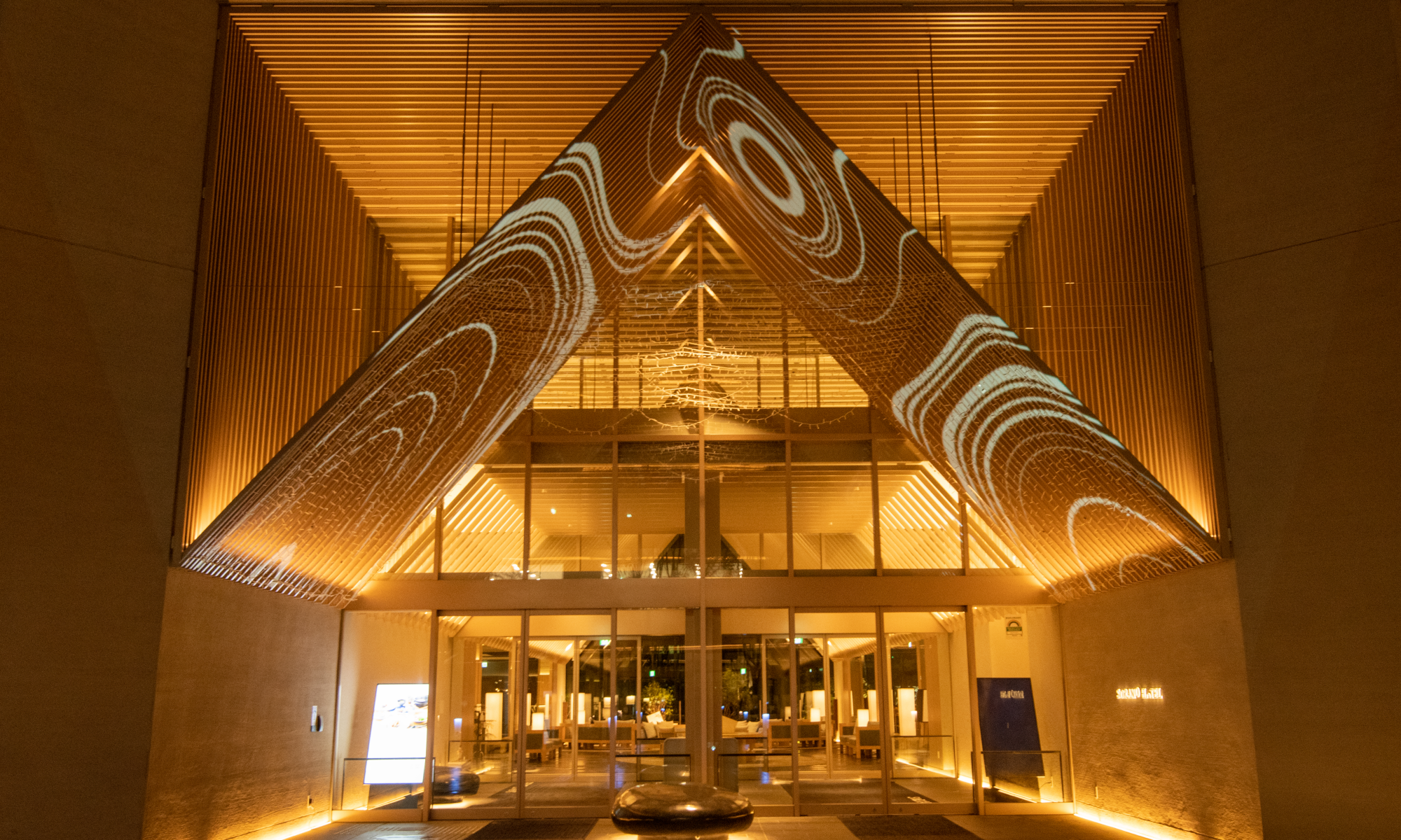 エントランス キャノピーの動きのあるモチーフ