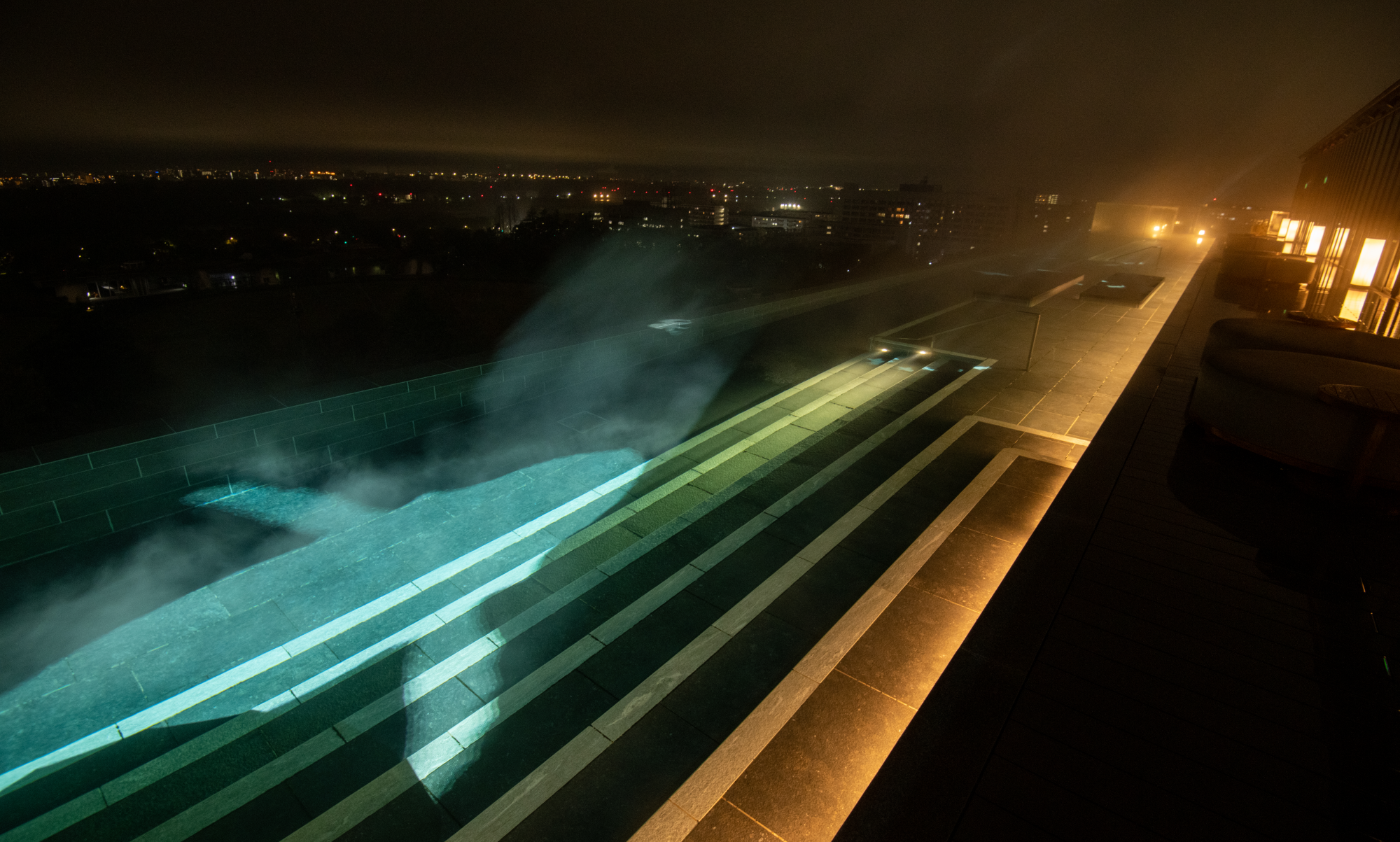 悠々と泳ぐ大きなクジラモチーフ