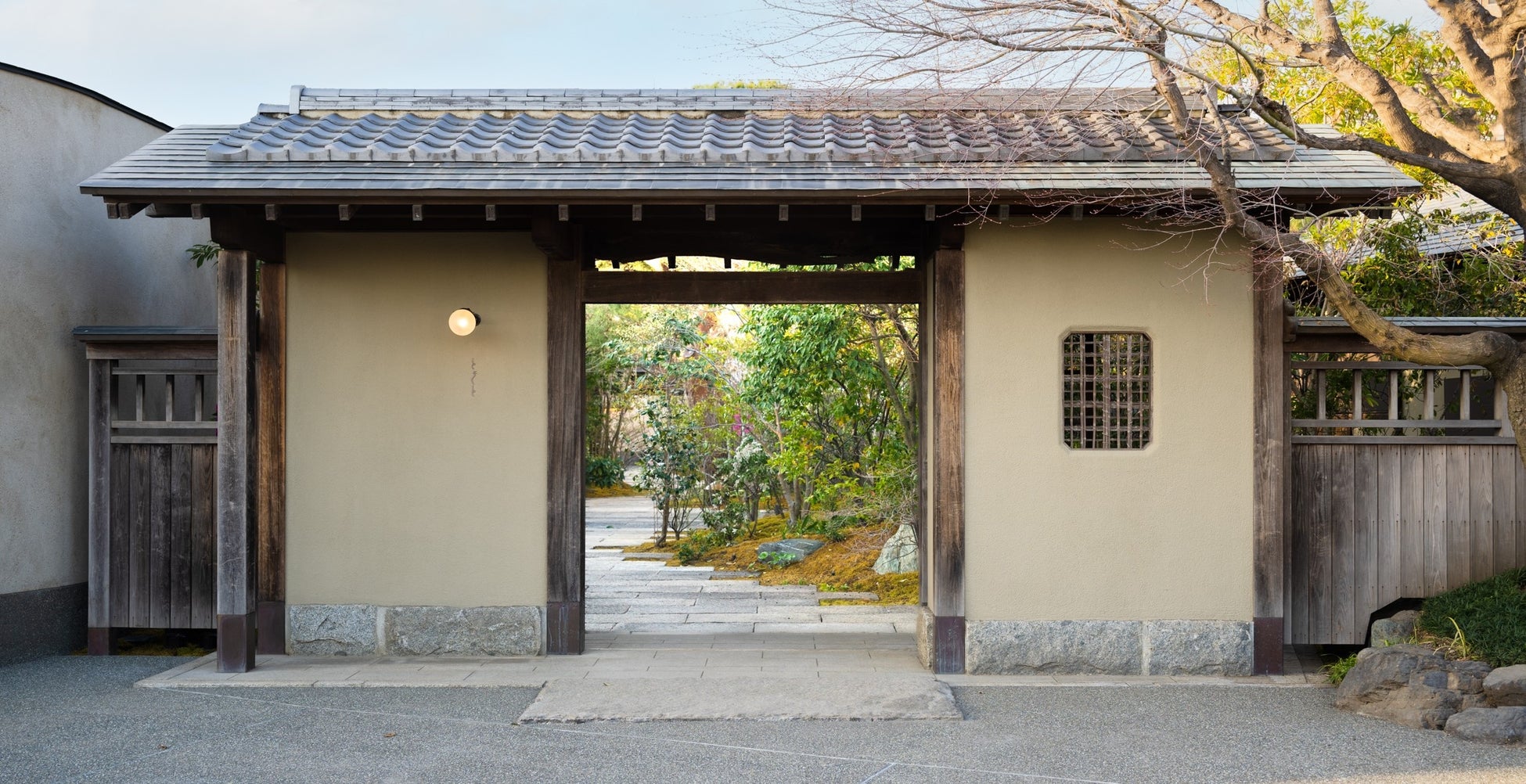 歴史を受け継ぐオーベルジュときと正門