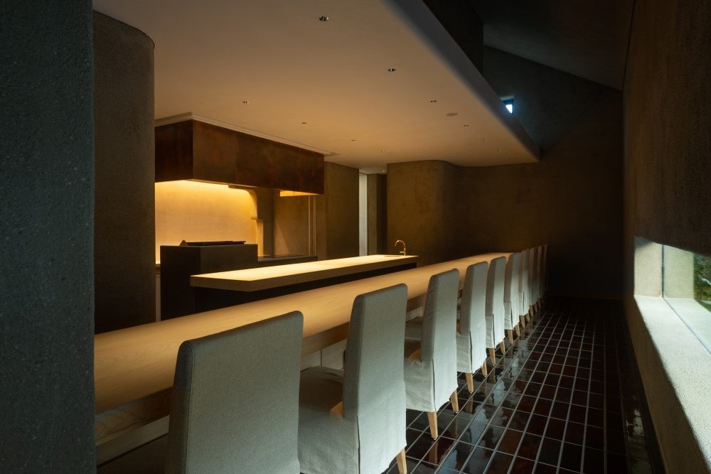 Auberge TOKITO  クラシックモダンな雰囲気のレストランホール テーブル席