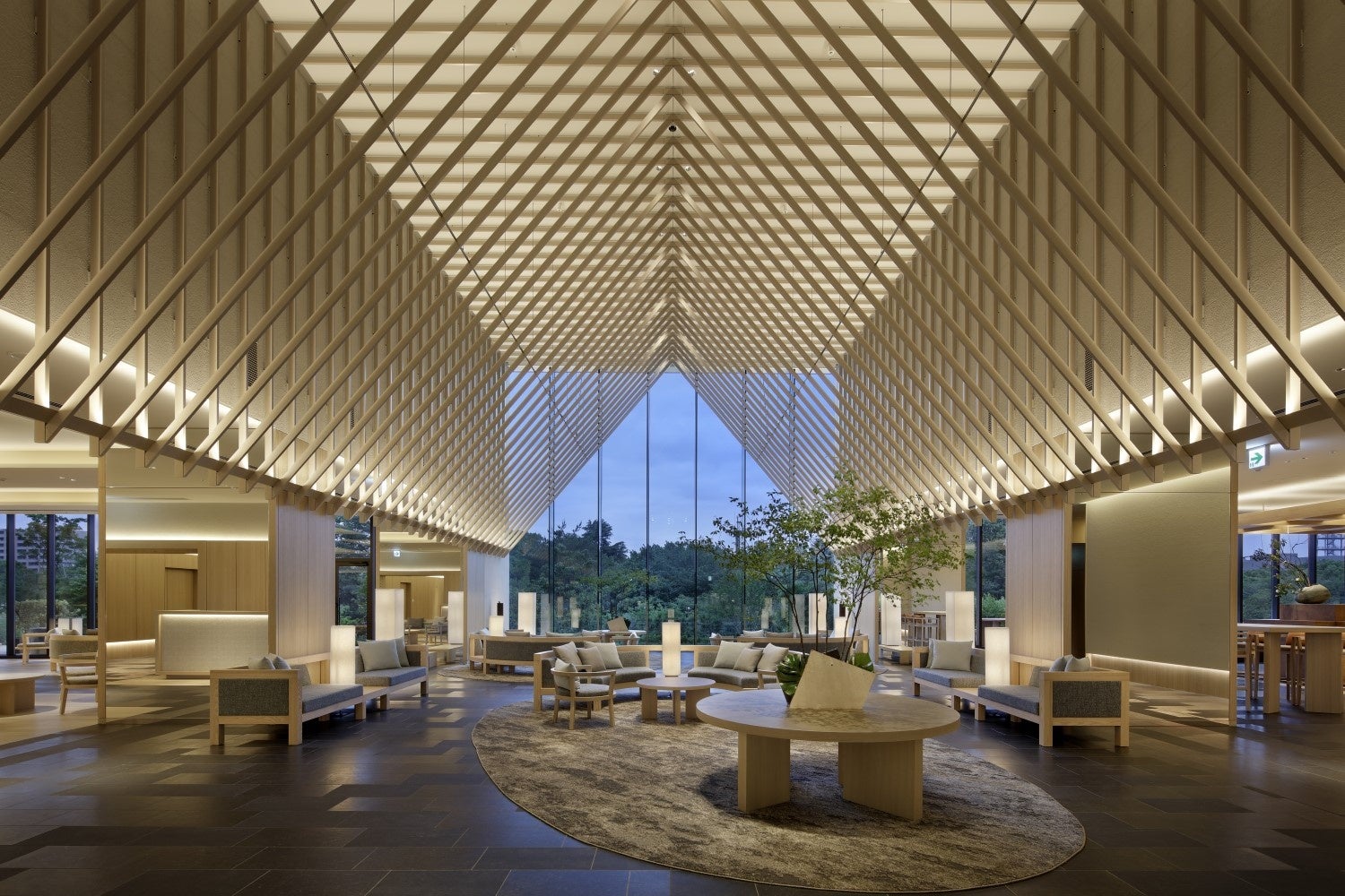 ルーバーが印象的なメインロビー