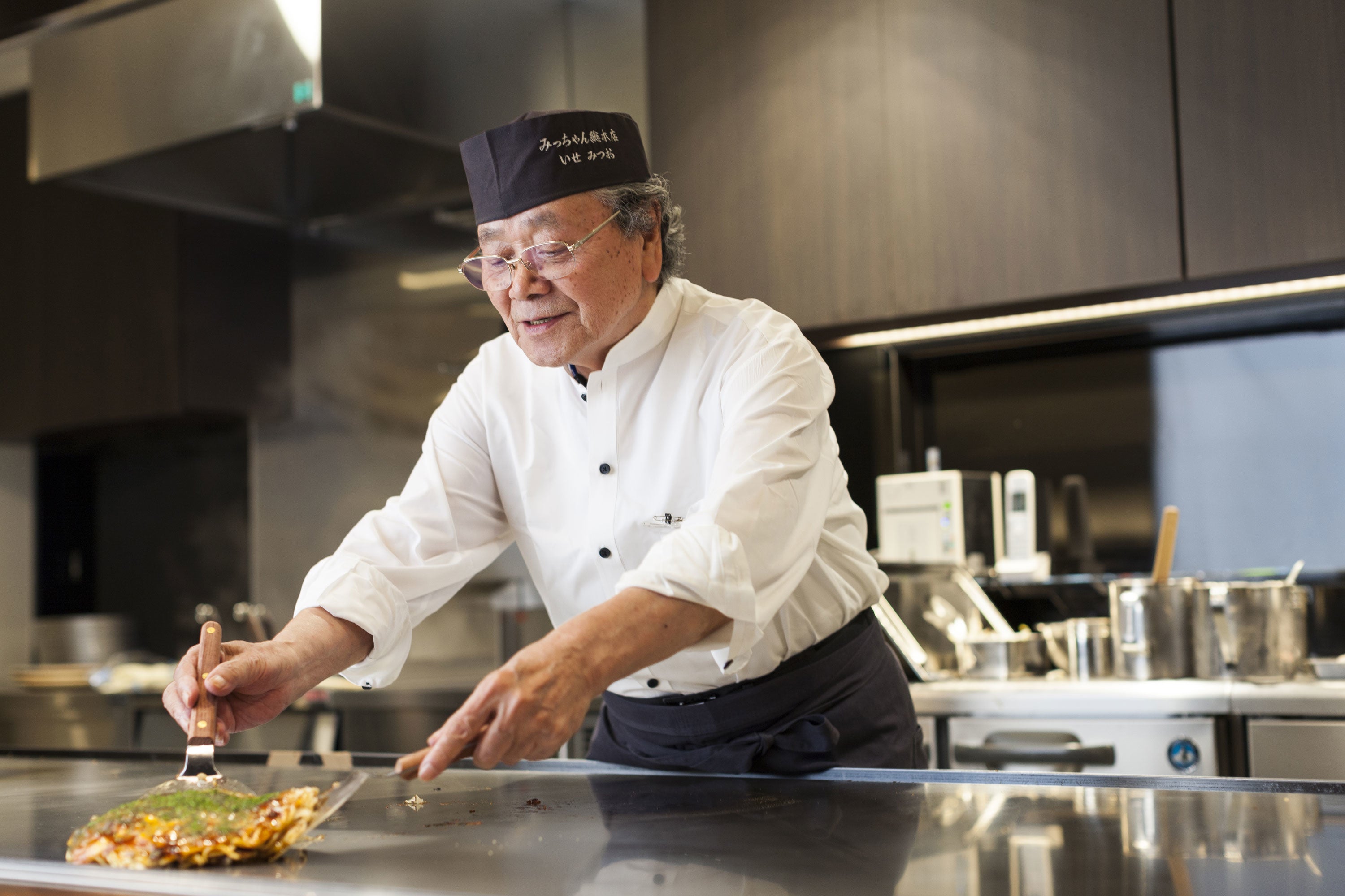 ＜初代：井畝満夫氏＞