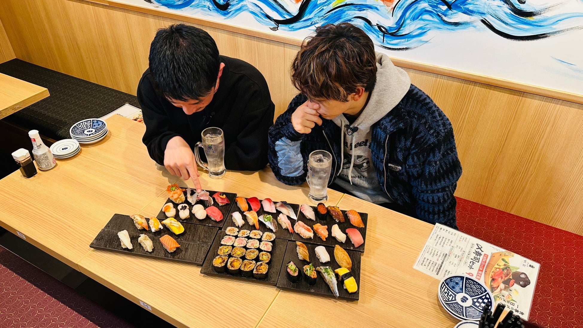 〆寿司セットを選ぶ様子