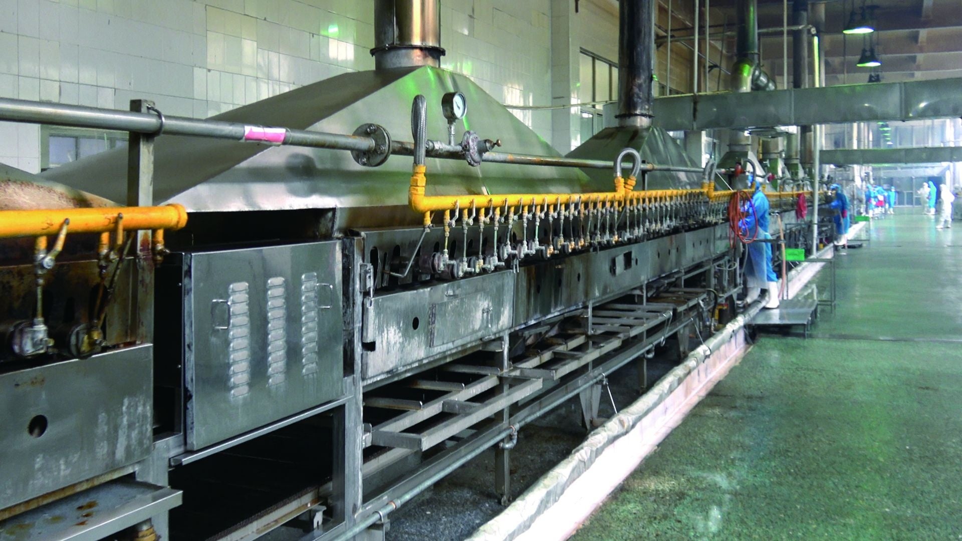 じっくりと蒸し・焼きの作業を行います。