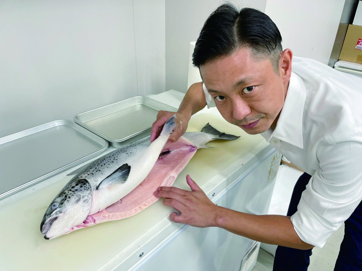 ※手にしているのは今回のフェア商品とは別のサーモンです。