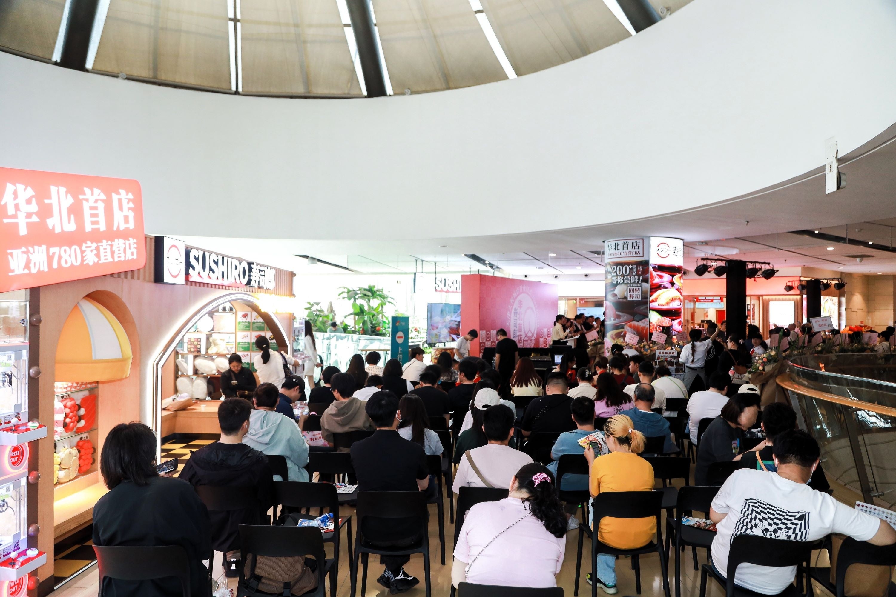 オープンを待つお客さまの行列