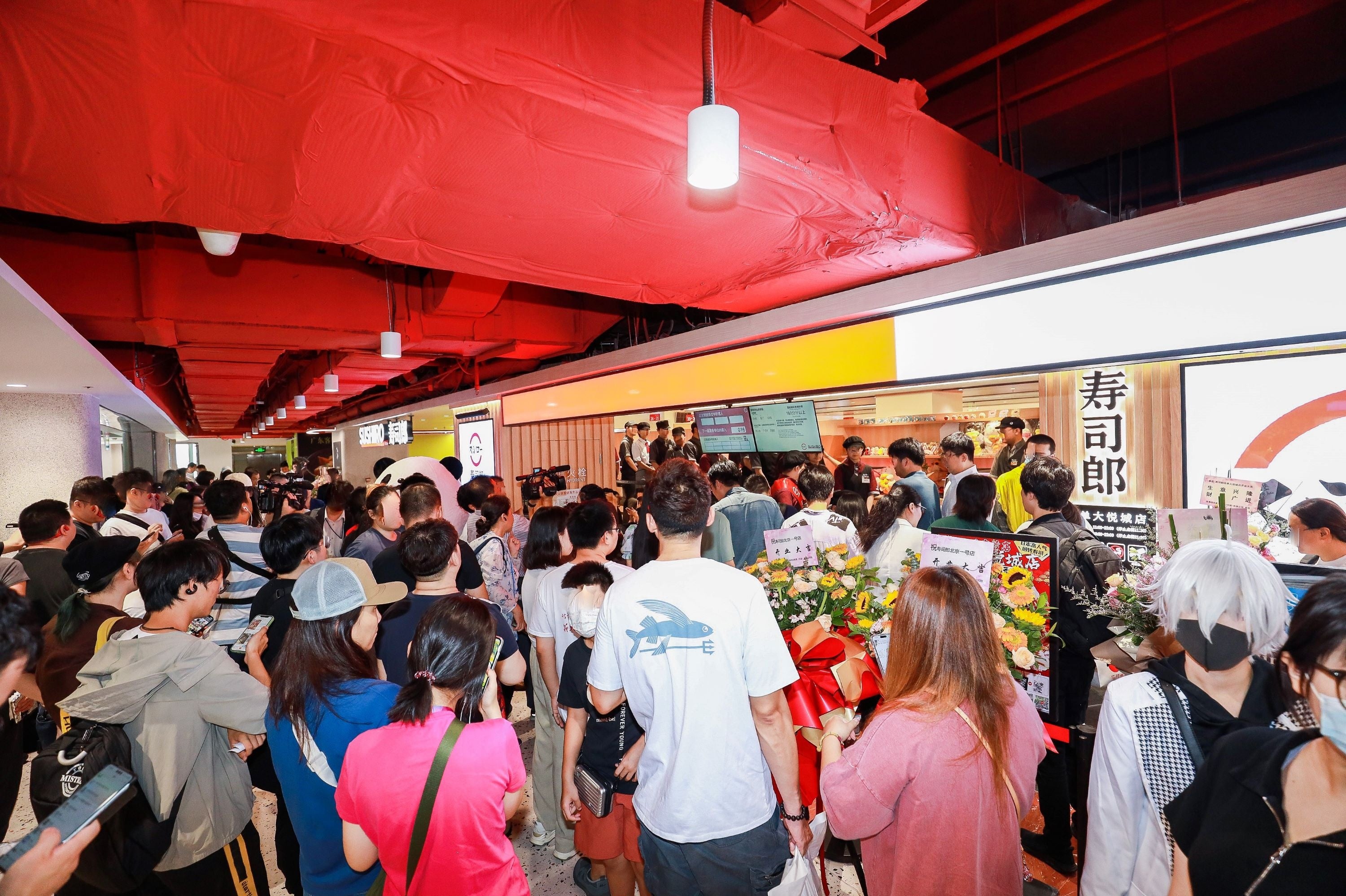 オープンを待つお客さまの行列