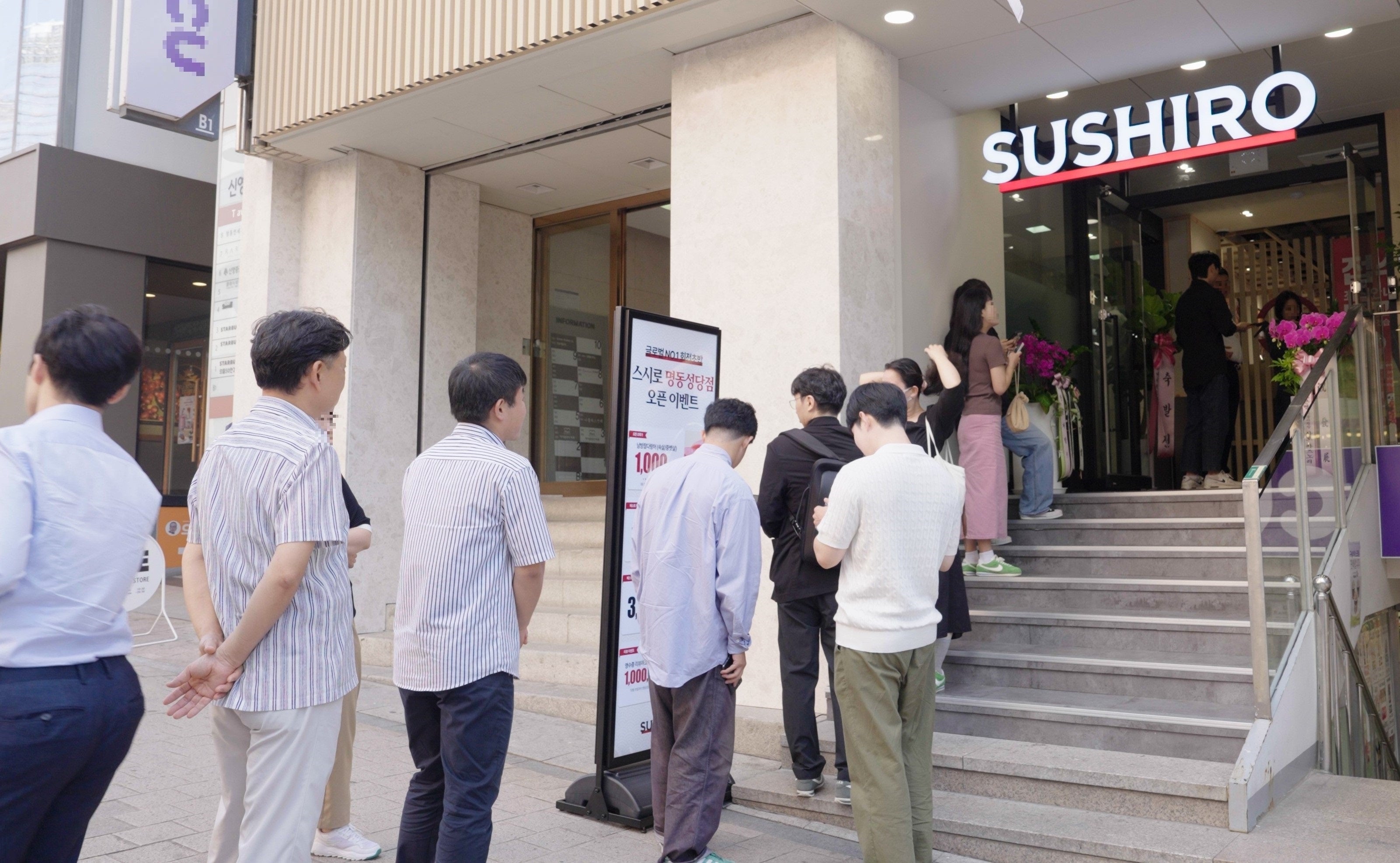 オープンを待つお客さまの列