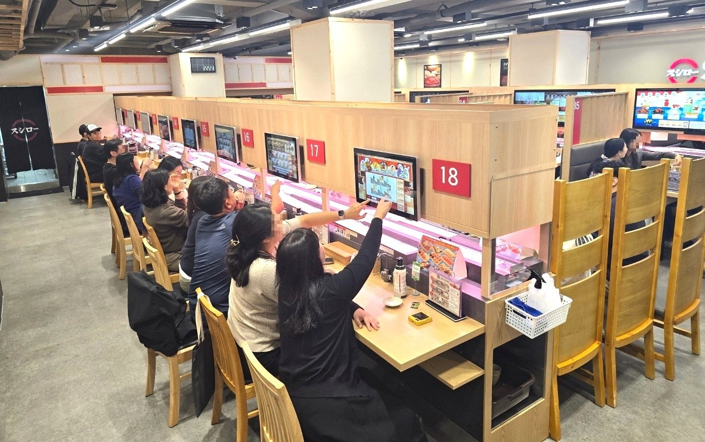 店内の様子。カウンター席にもデジローを導入している