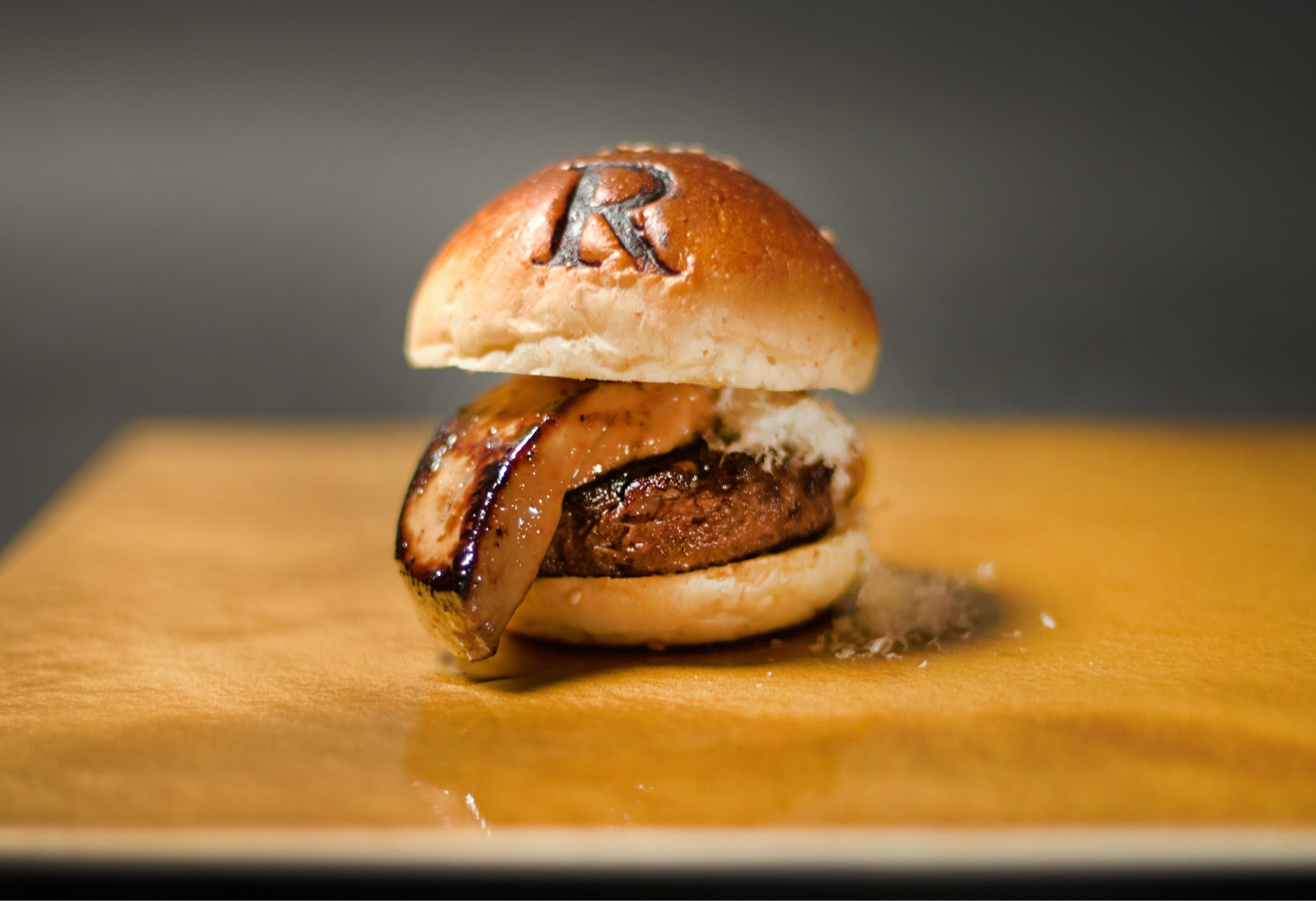 R名物 黒タンとフォアグラのハンバーガー