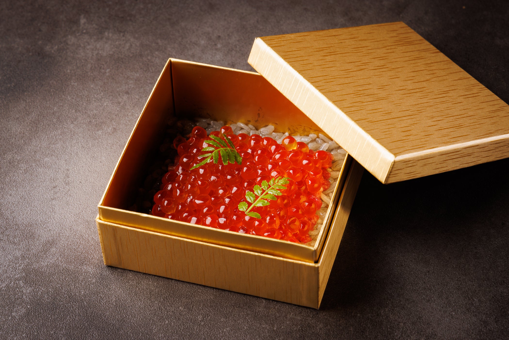 【前菜】いくらと生肉の煙箱