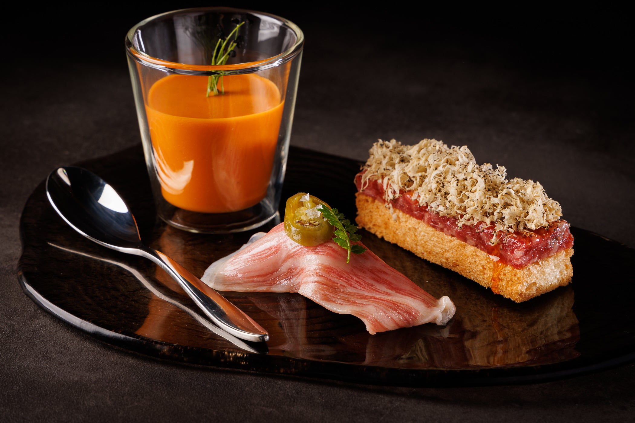 【前菜】和牛塩ユッケのラスク＆サーロイン握り＆ガスパチョ