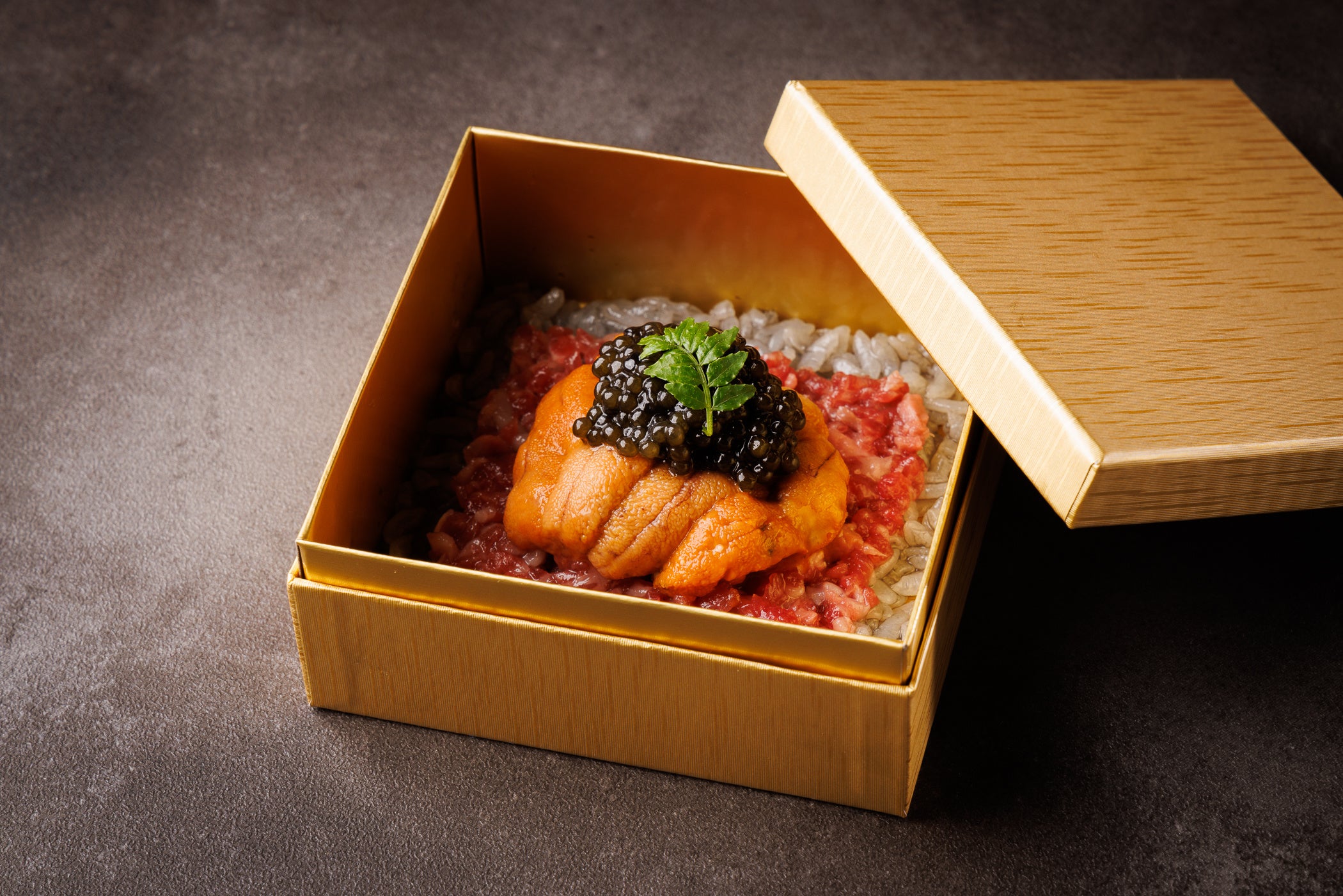 【前菜】キャビアとウニの煙箱