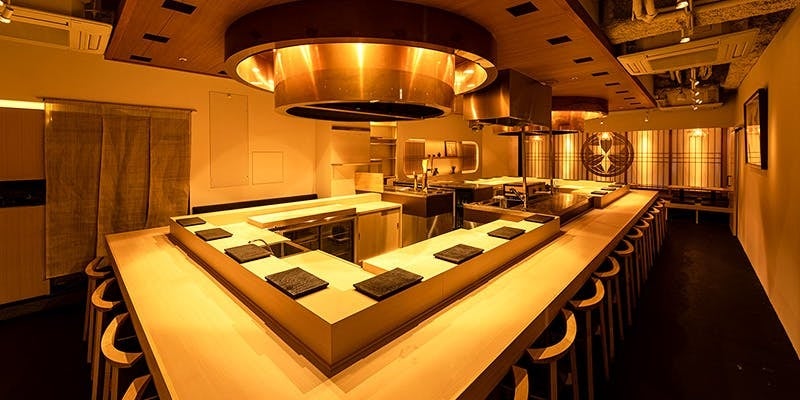 広々とした店内カウンター席