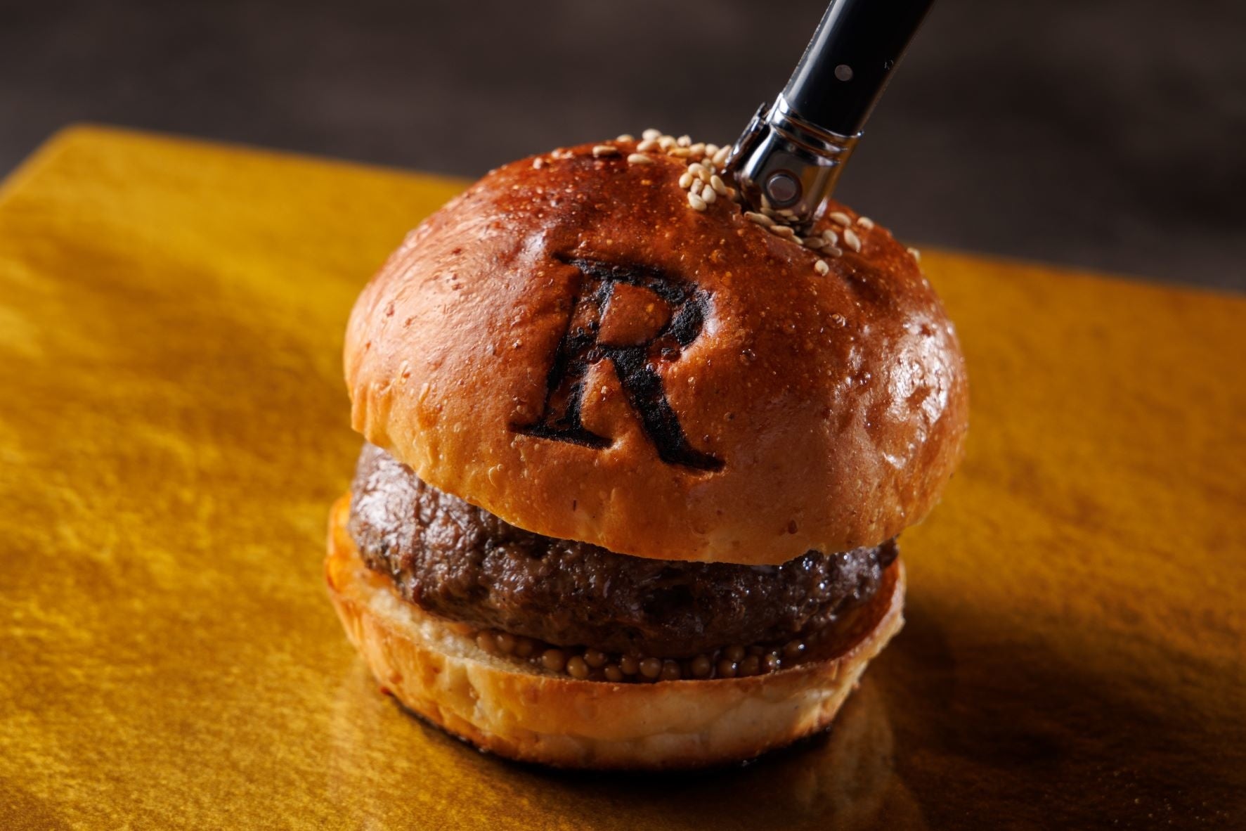 R名物 黒タンのハンバーガー 