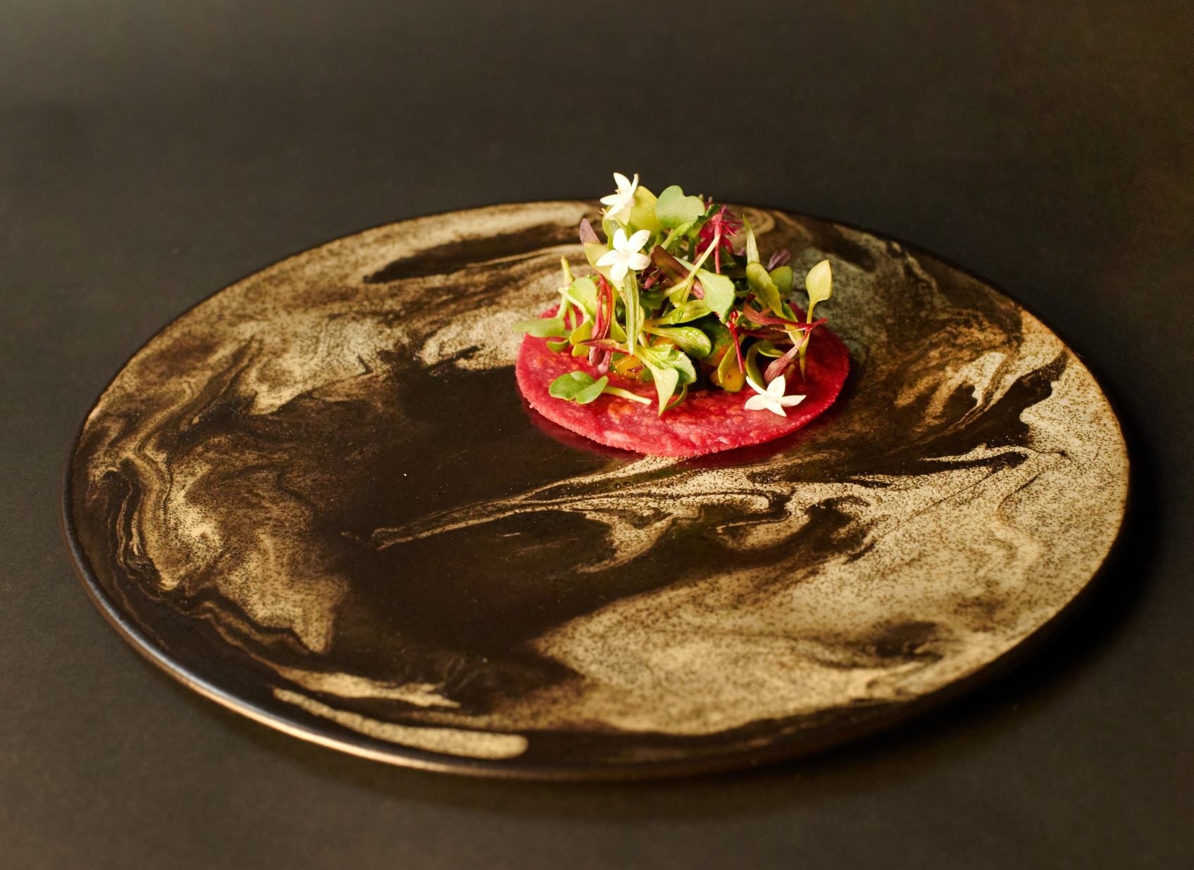 【前菜】マイクロリーフとお花を包んだピンクタコス