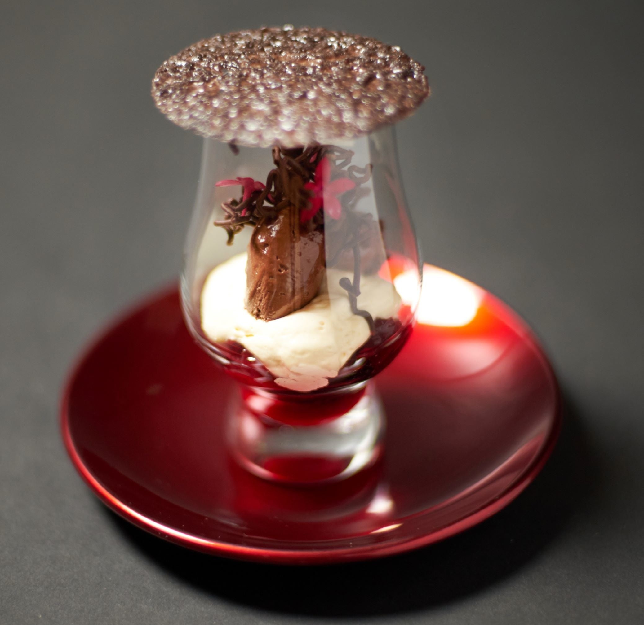 【デザート】小さな大人のパルフェ　グリオットチェリーとチョコレートのフォレノワール