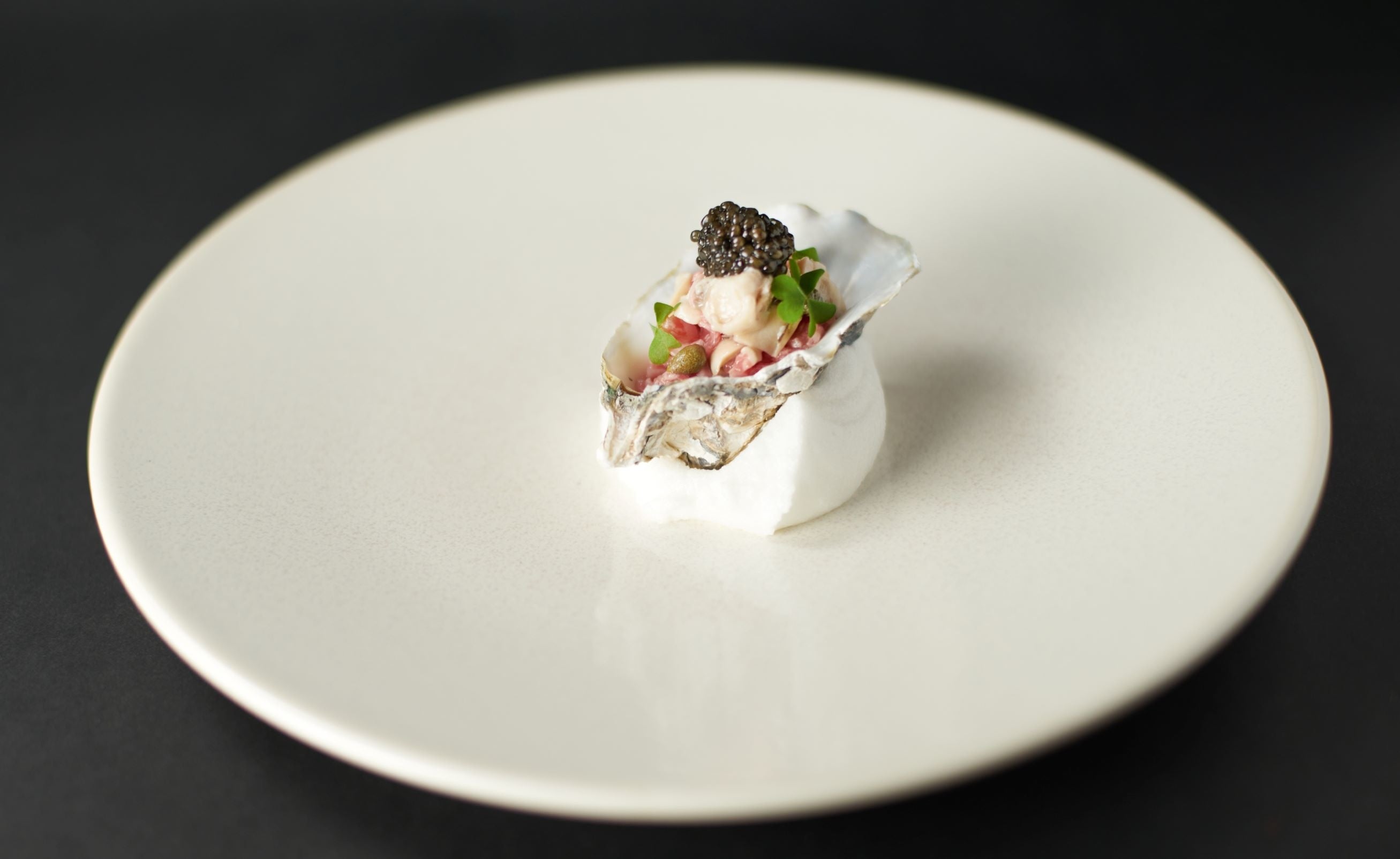 【前菜】真牡蠣と和牛のタルタル　オシェトラキャビアをたっぷりのせて