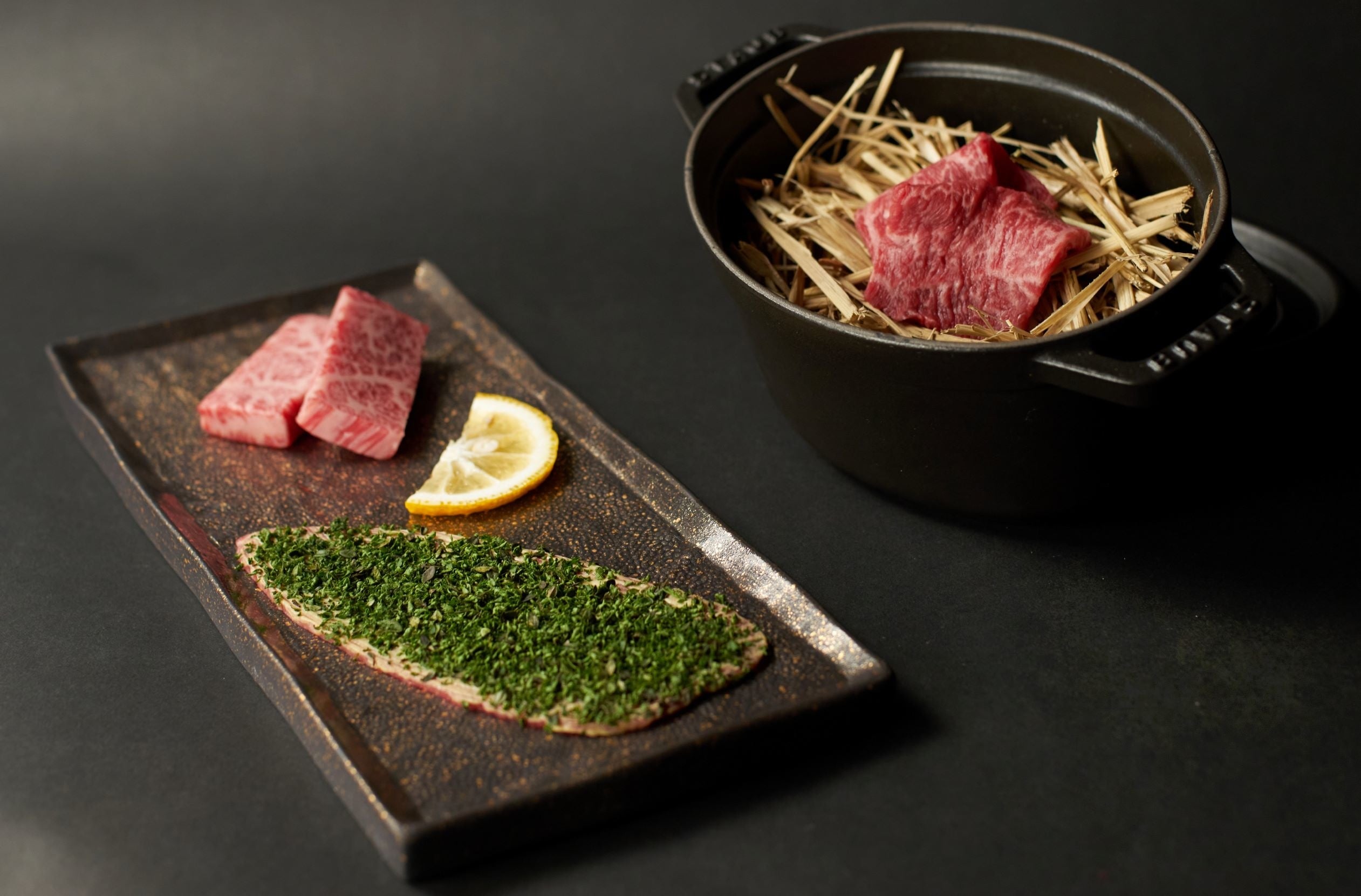 【焼物】藁で燻された赤身肉 ／厳選牛　奥能登の綺麗な海から作られた珠洲の塩で ／爽やかなハーブを乗せたミスジのペルシャード