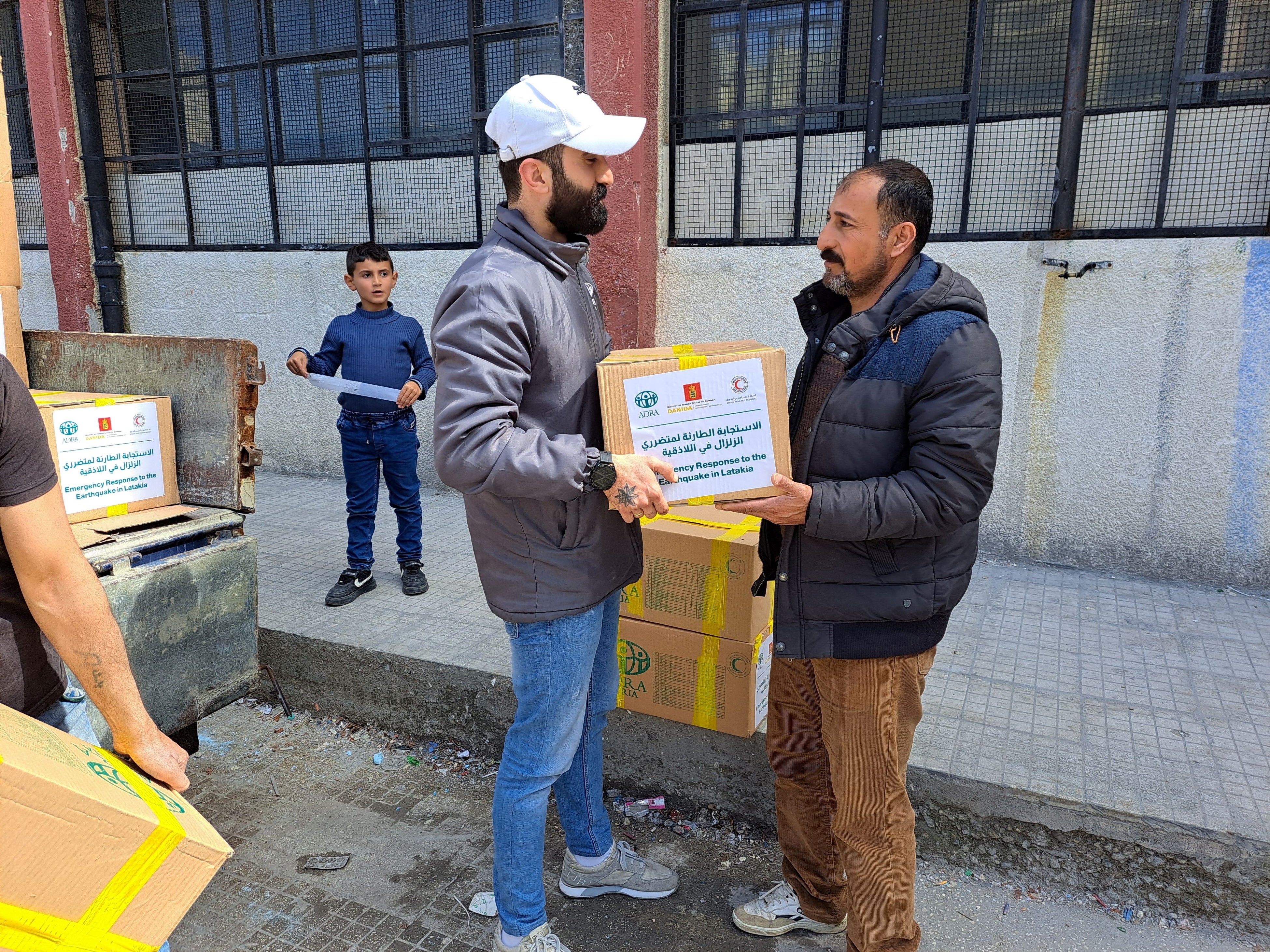 アル アズハーリー地区避難所での食料配付（撮影：2023年3月16日）