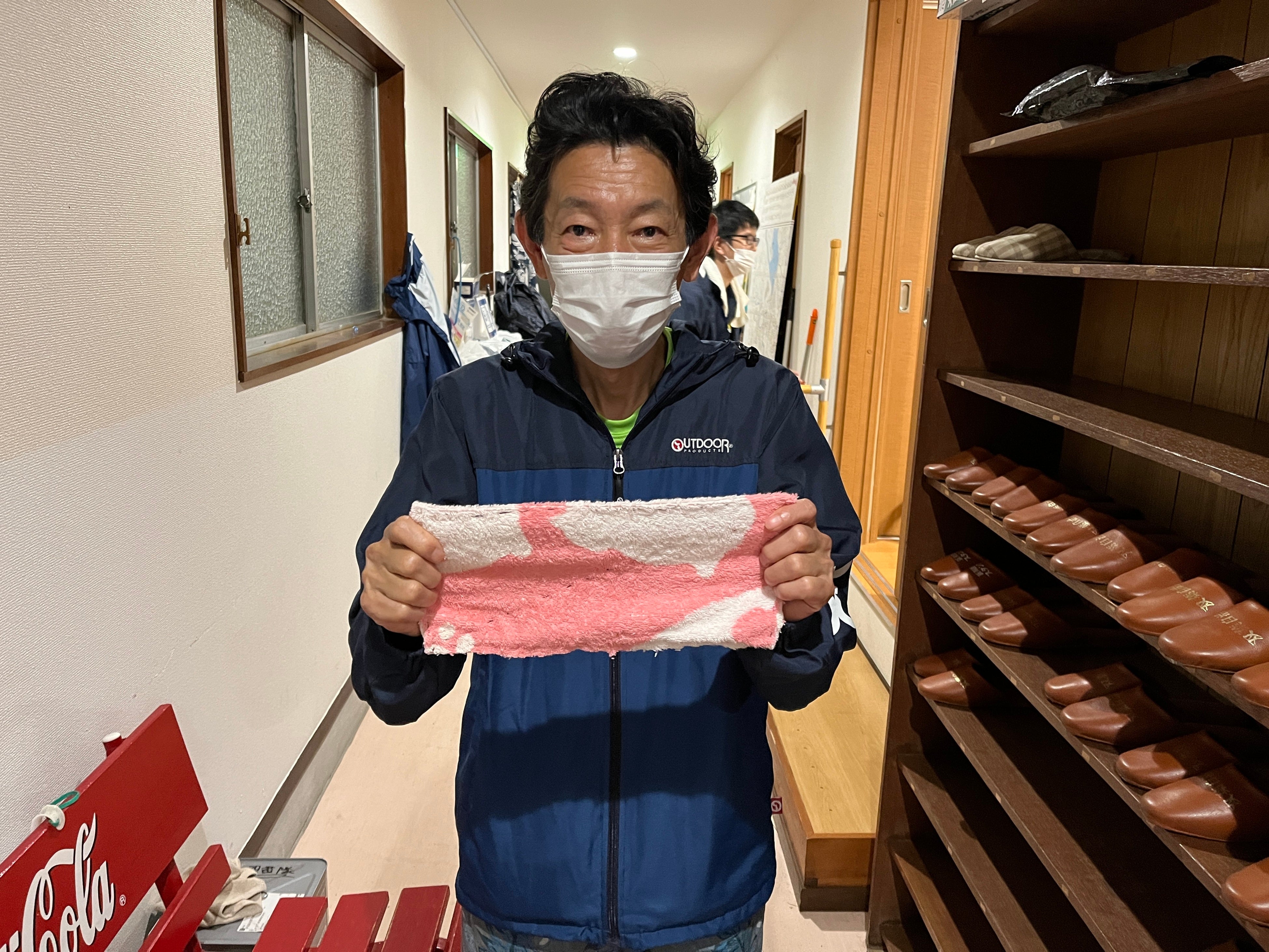 ちくちくボランティアの雑巾を受け取る双葉地区自治会 副会長