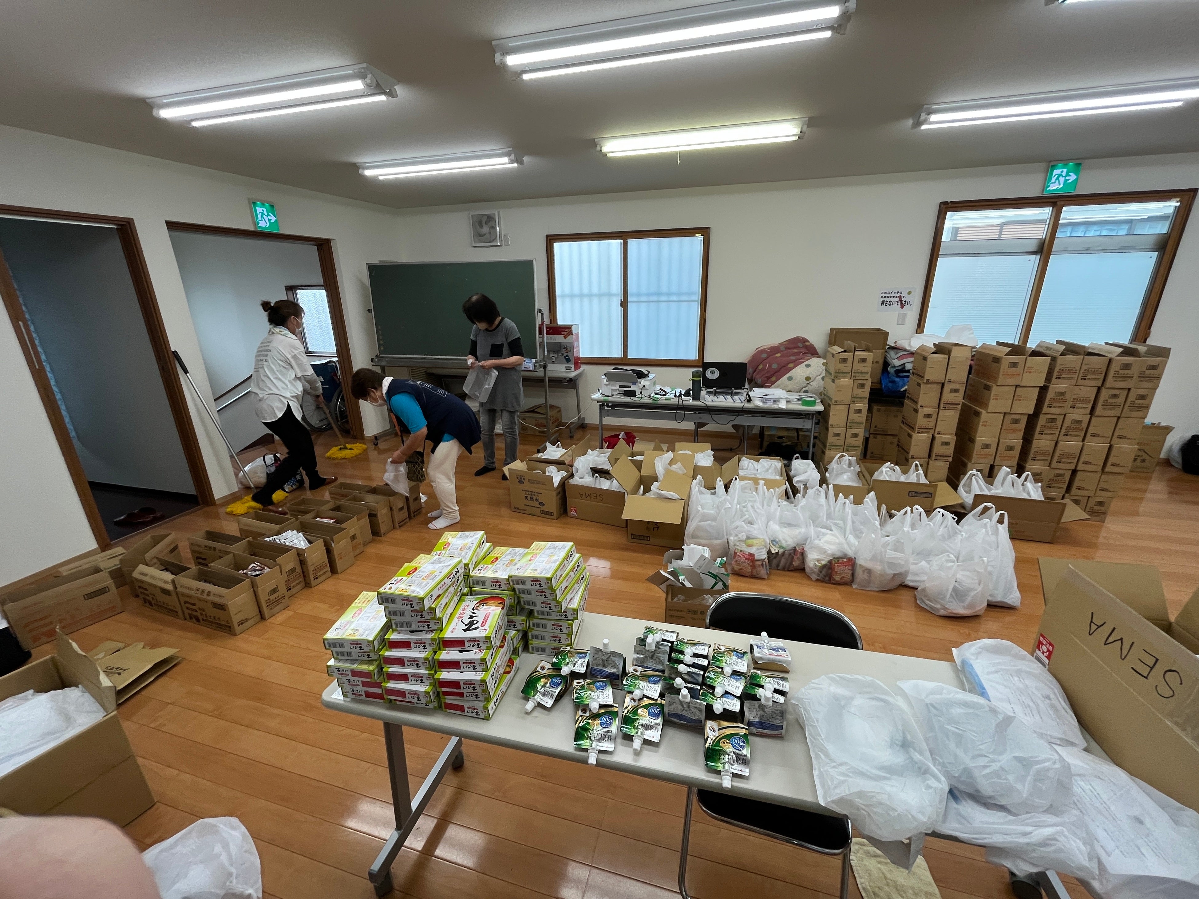 ご寄付いただいた食品・飲料を袋詰めしました。