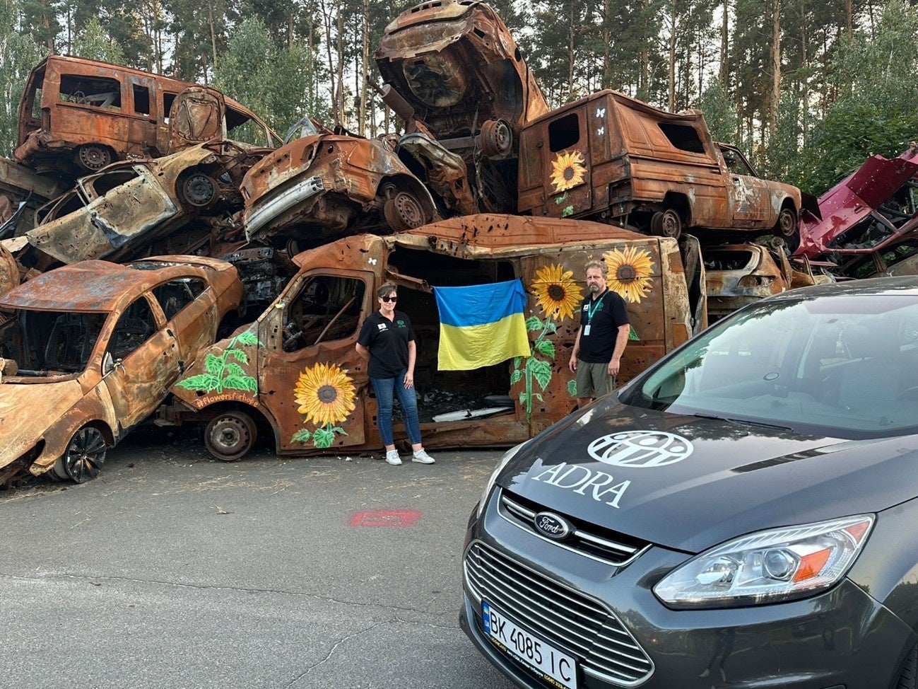 燃やされた車の数々。平和が戻ることを願うひまわりの絵が描かれている（2023年9月30日ヘルソン州）