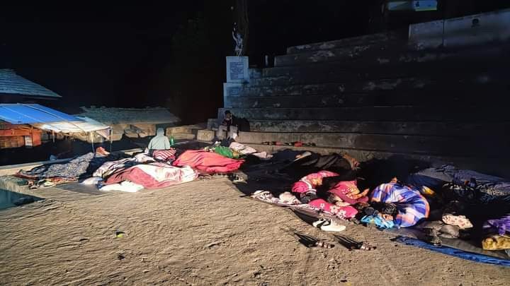 布団にくるまり横になる人々。寒さや不安、悲しみの中、安心して過ごせる場所の確保が急務です（撮影：2023年11月5日 ジャジャルコット郡）