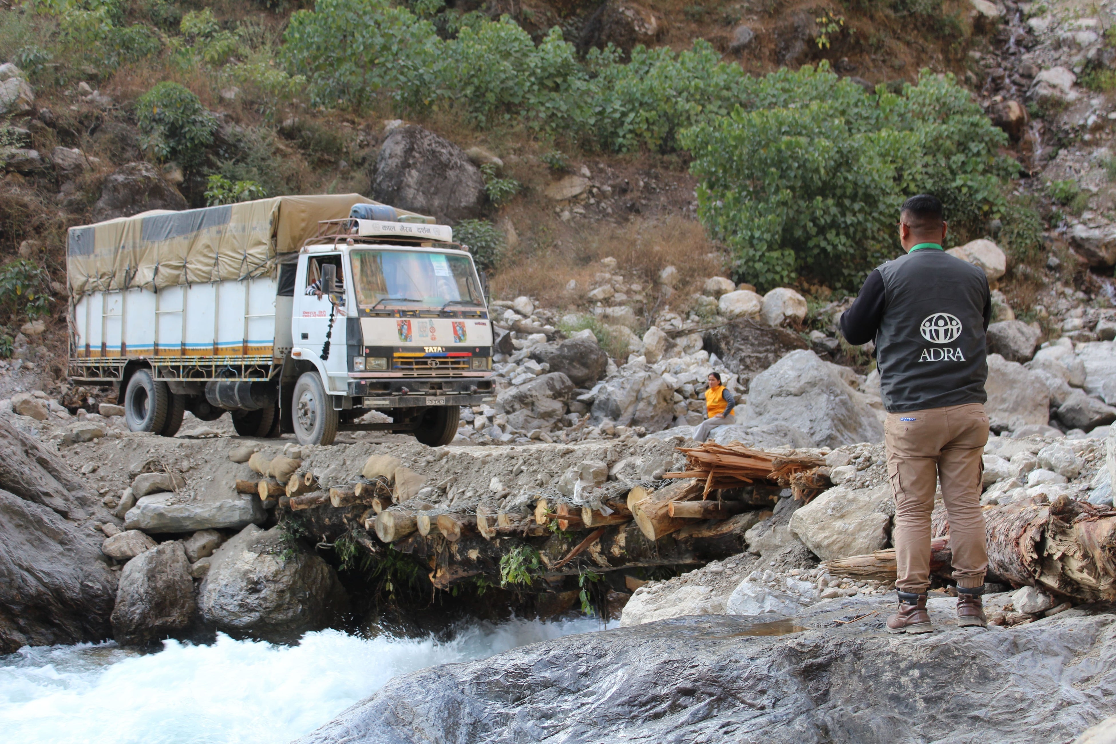 山間の狭く険しい道路で被災地に向かう救援トラック（撮影：2023年11月9日 ジャジャルコット郡）