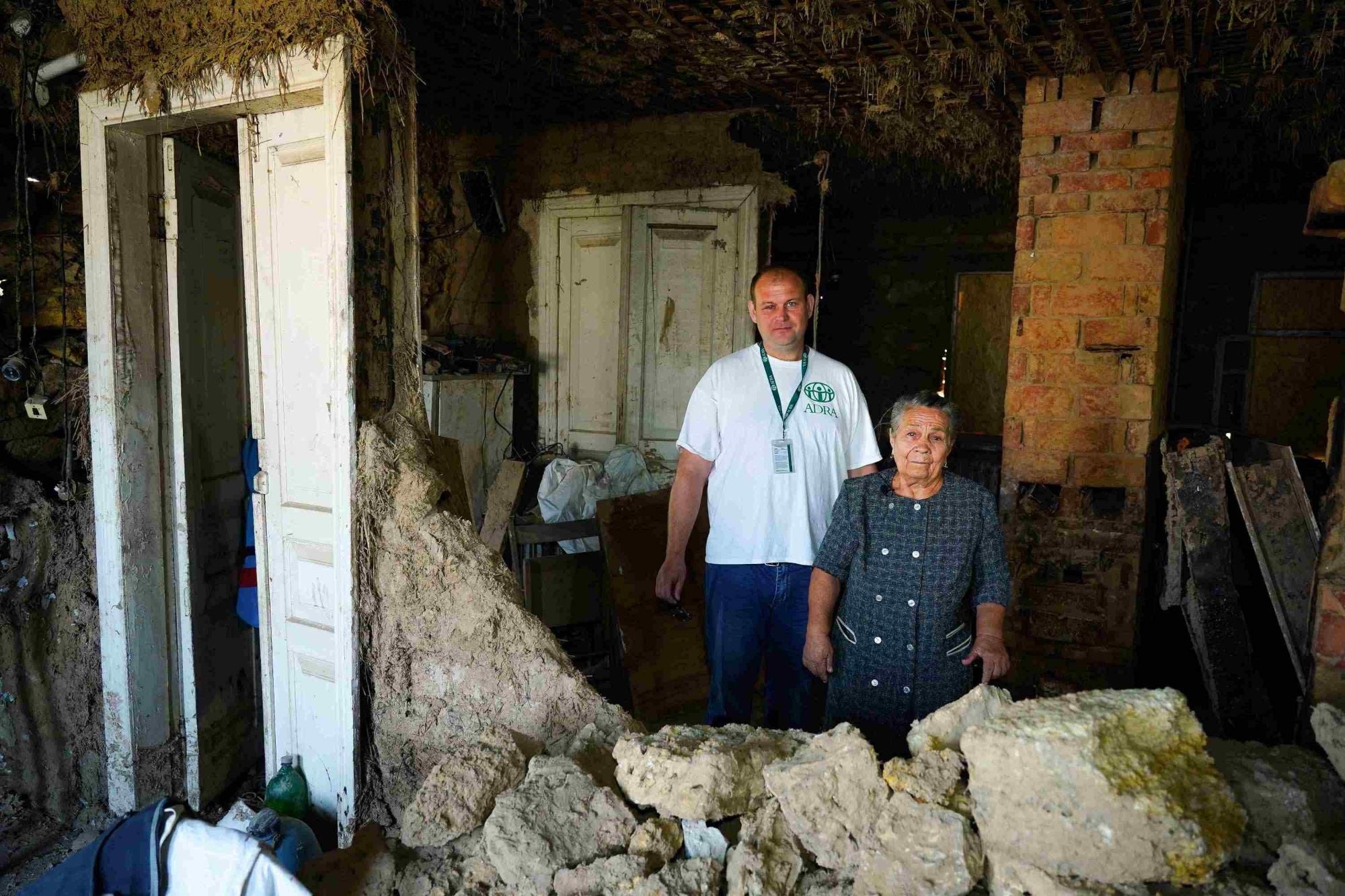 生活支援のための現金給付を受け取った方々が見せてくれた「我が家」の写真