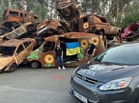 戦争で焼けてしまった車にひまわりの絵を描き 平和への祈りを捧げています