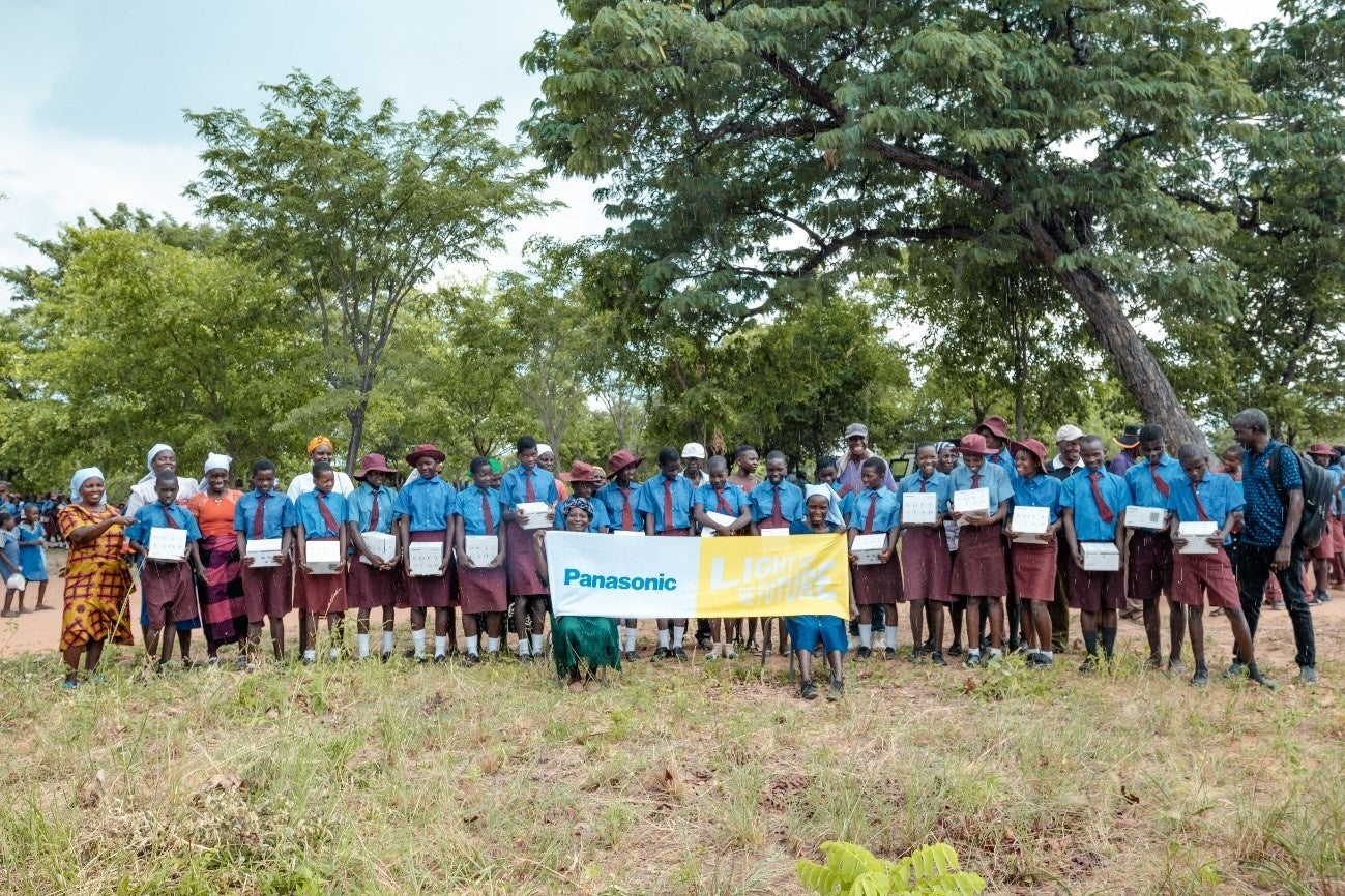 太陽光ランタンを受け取る子どもたちと記念撮影を行ないました。