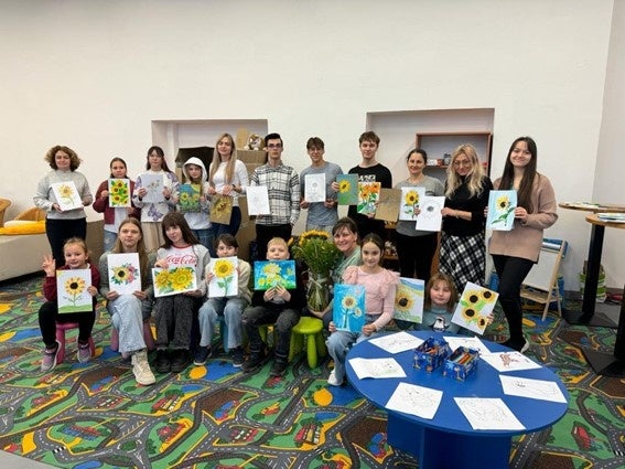 スロバキアで避難生活を送るウクライナの方々がひまわりの絵を描いてくださいました。