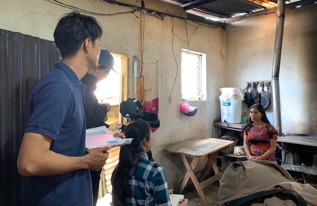 現地でインタビューを撮影する様子