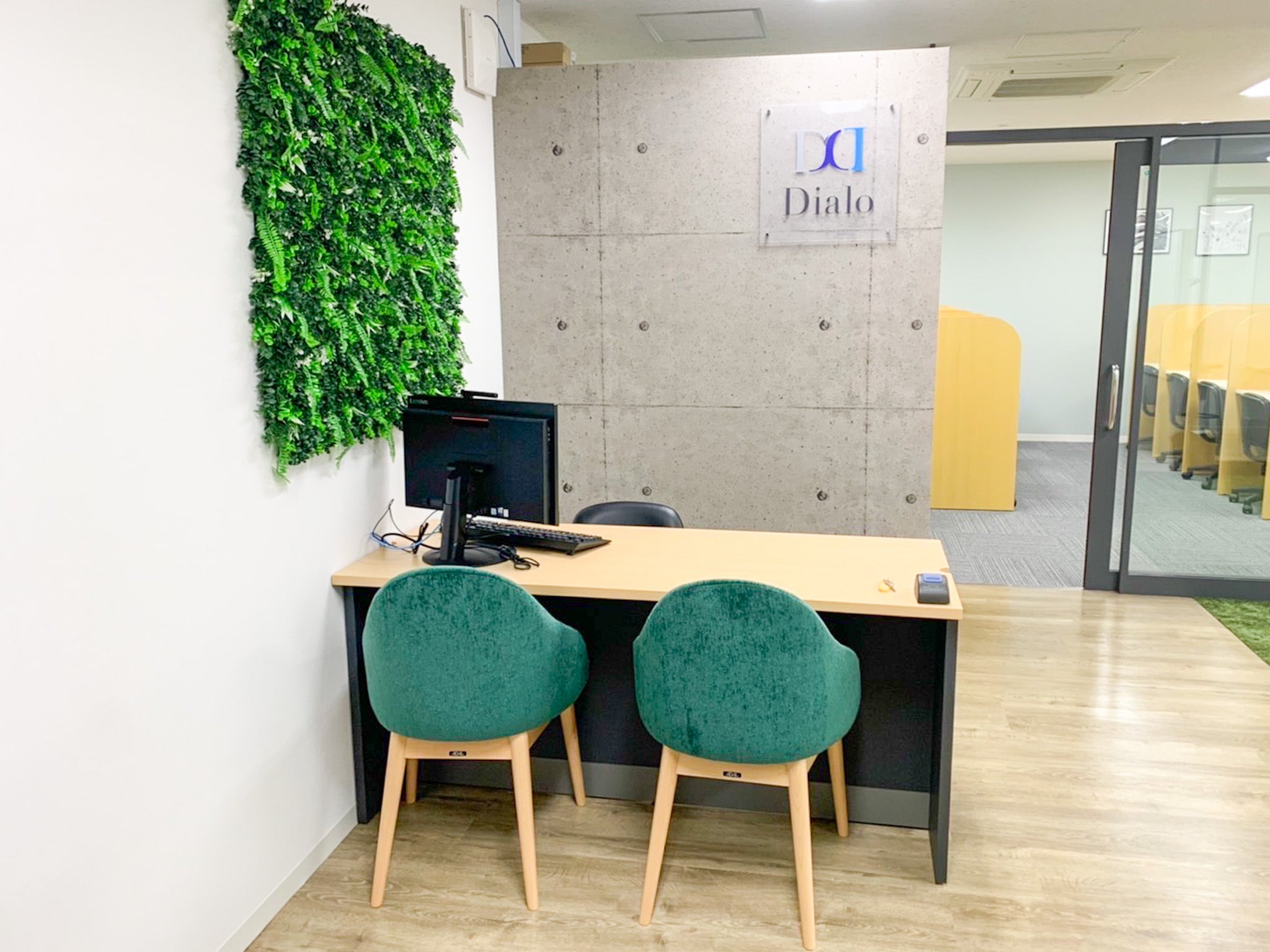 緑色が印象的なインテリア・受付ブース