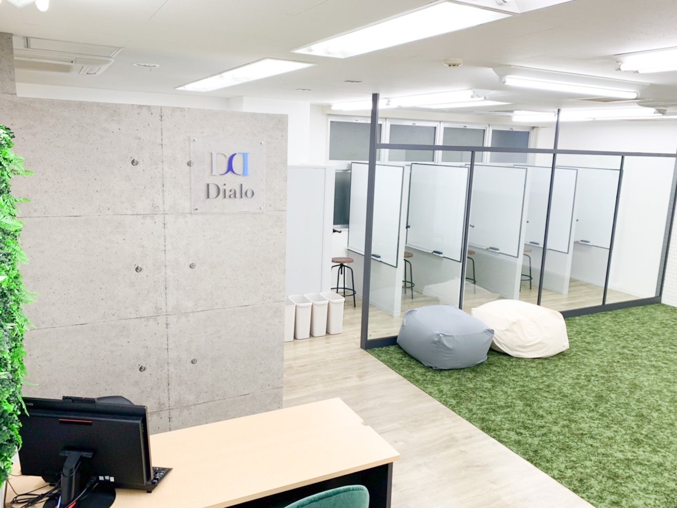 緑色が印象的なインテリア・受付ブース