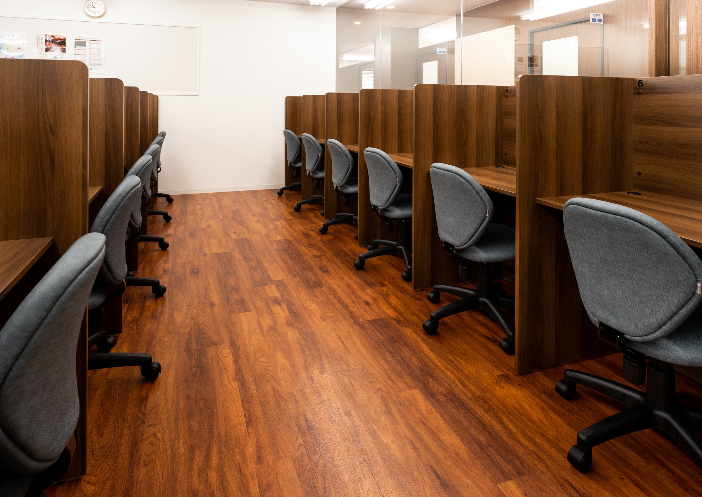 パーティションで個別に仕切られた自習室は、落ち着いた雰囲気で学習に集中できる環境です。授業がない日でも自由に利用することができます。