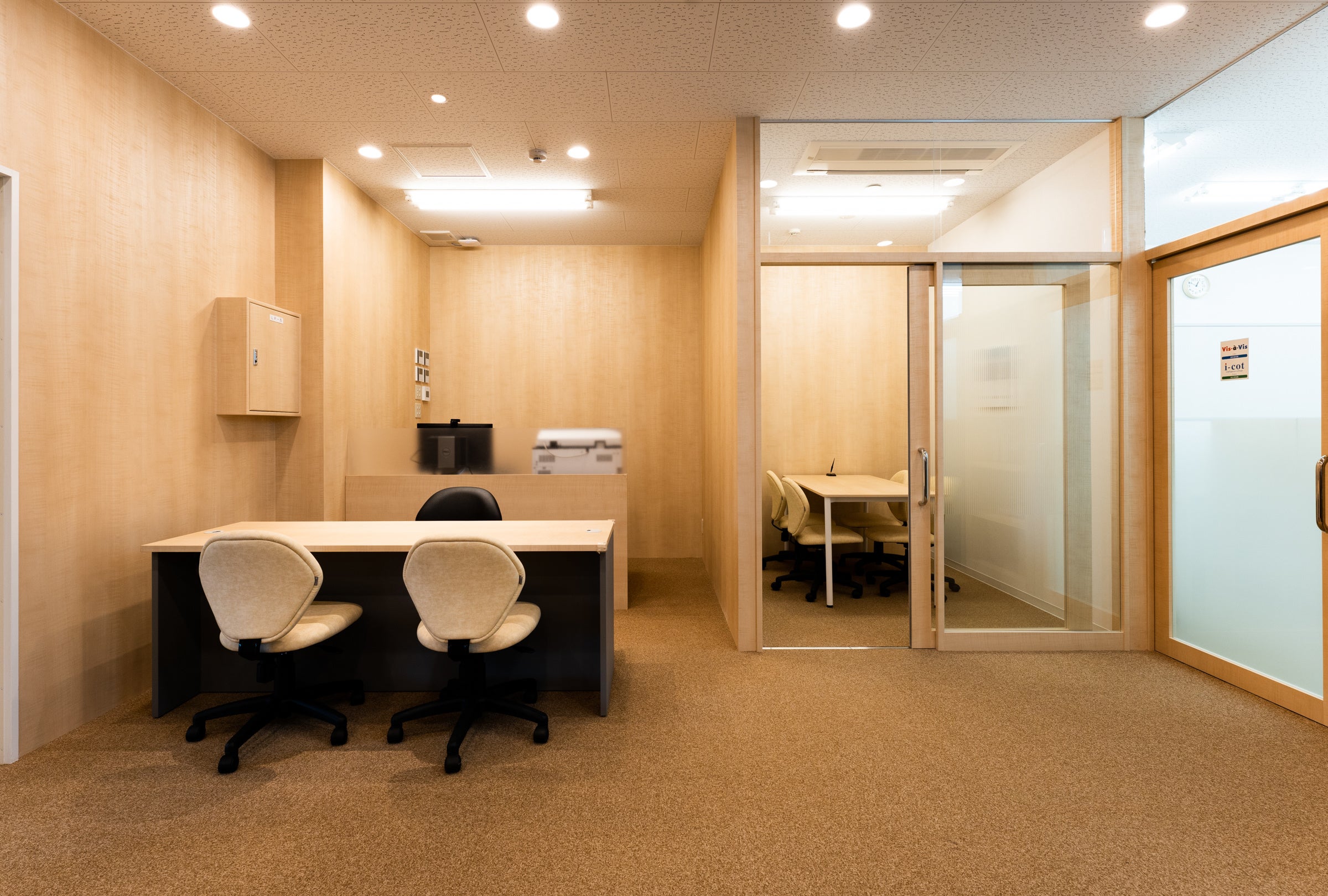 塾生や保護者の方をお迎えする受付は、明るく開放的な空間になっています。 面談専用の個室もご用意しています。