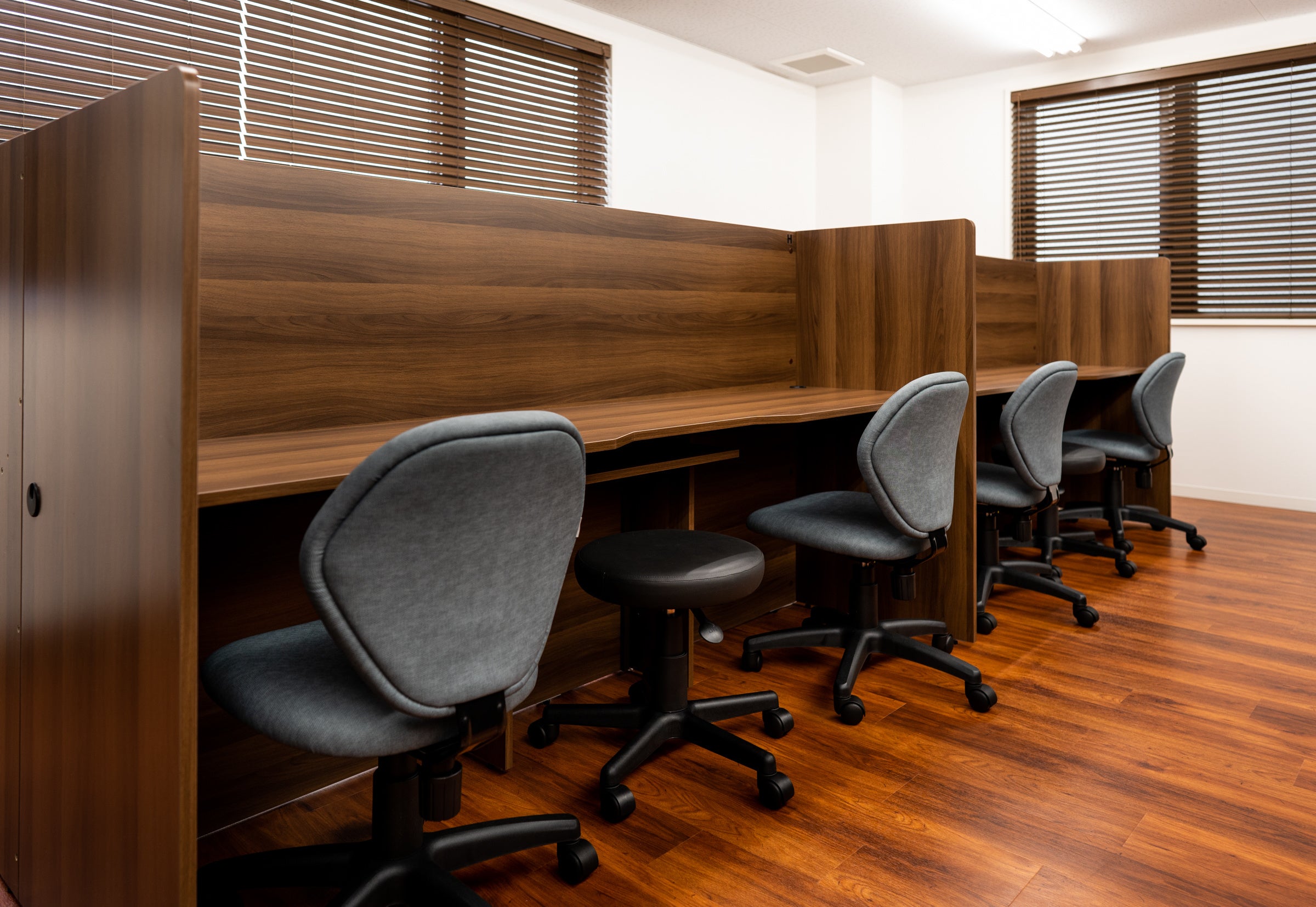 高校生専門だからこそ、個別指導のブースは机の高さや大きさ、椅子なども、高校生が集中できるように計算された設計です。快適な学習環境で、志望校合格に的を絞った自分だけの課題に取り組めます。