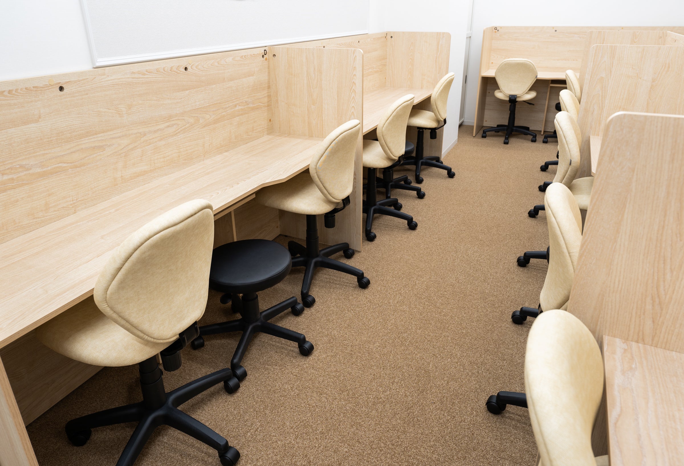 教室の机や椅子は、疲れにくく学習に集中できるように設計されています。 先生がいつも隣にいるため、自分のペースで学習でき、いつでも質問できます。