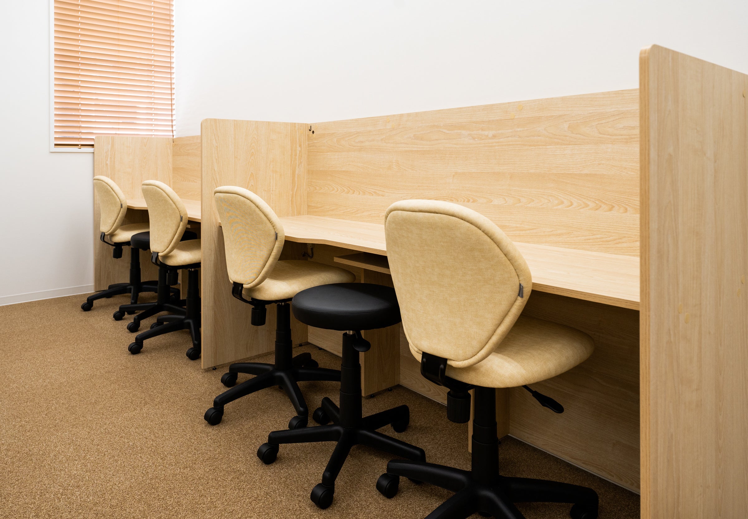 上が高校生用、下が小中学生用の個別指導室です。机や椅子、照明など学習に最適な設計になっています。