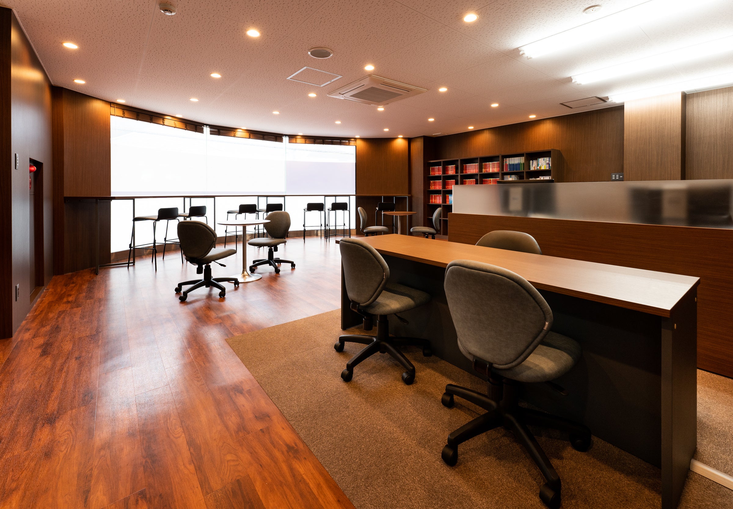 塾生や保護者の方をお迎えする受付は、明るく開放的でありながら高級感も感じる空間です。分からない問題や学習方法の相談など、いつでもお応えします。