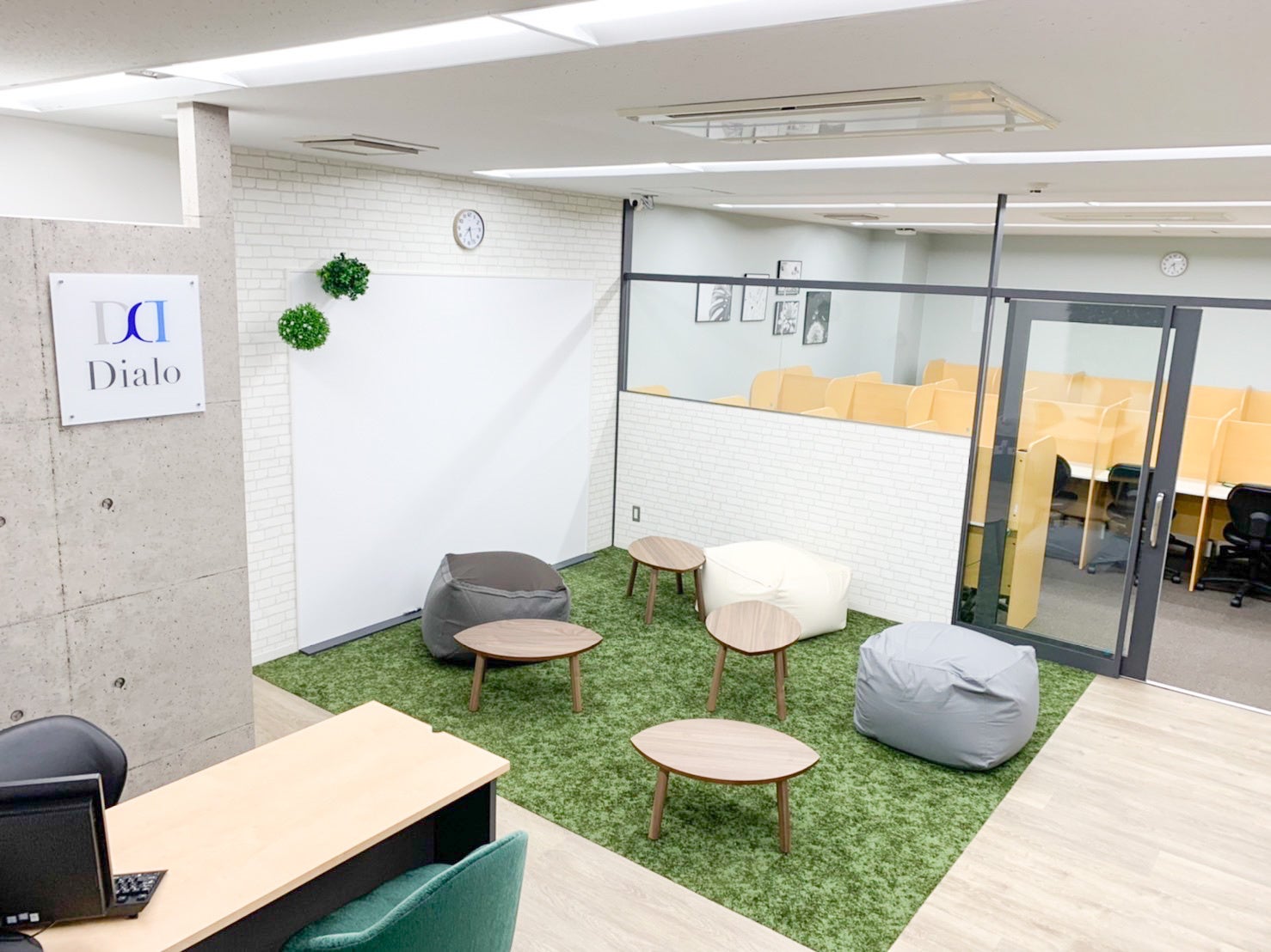 緑色が印象的なインテリア・生徒同士が学び合うフリートレーニングスペース