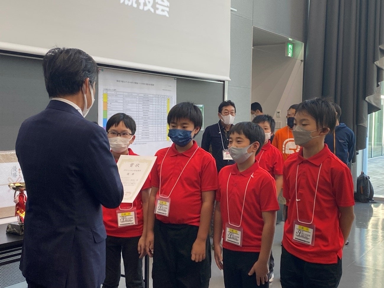 優勝の表彰を受ける「栄光ロボットアカデミー」横浜校αチーム