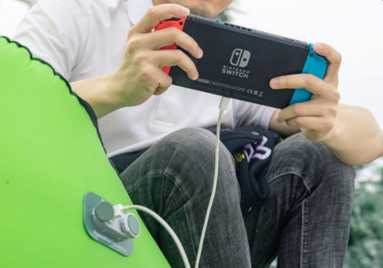 屋外でもゲームやスマホも充電OK